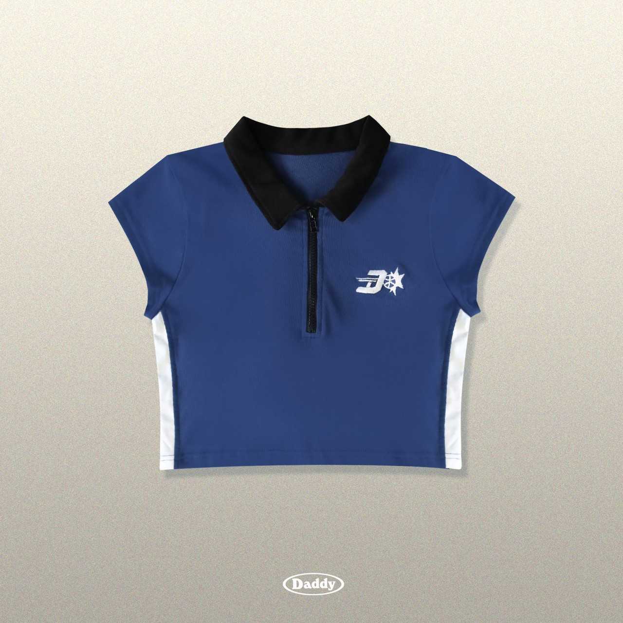Yelena Top เสื้อ zip-up ทรงเข้ารูปผ้ายืดสีกรม แต่งลายปักโลโก้ตัว D สไตล์ sport