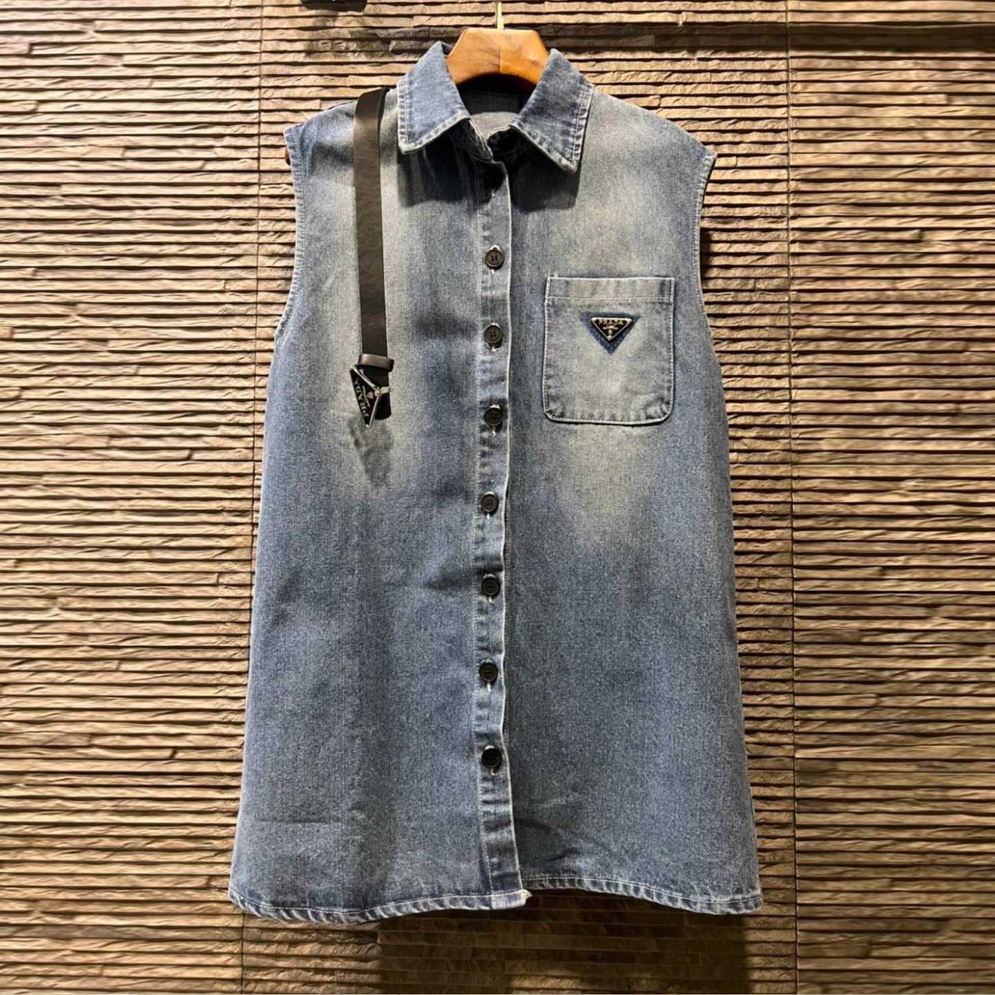 PRADA ENAMEL METAL TRIANGLE LOGO DENIM BLEACH VEST DRESS ชุดเดรสเชิ้ตแขนกุด แบรนด์ปราด้า ผ้ายีนส์