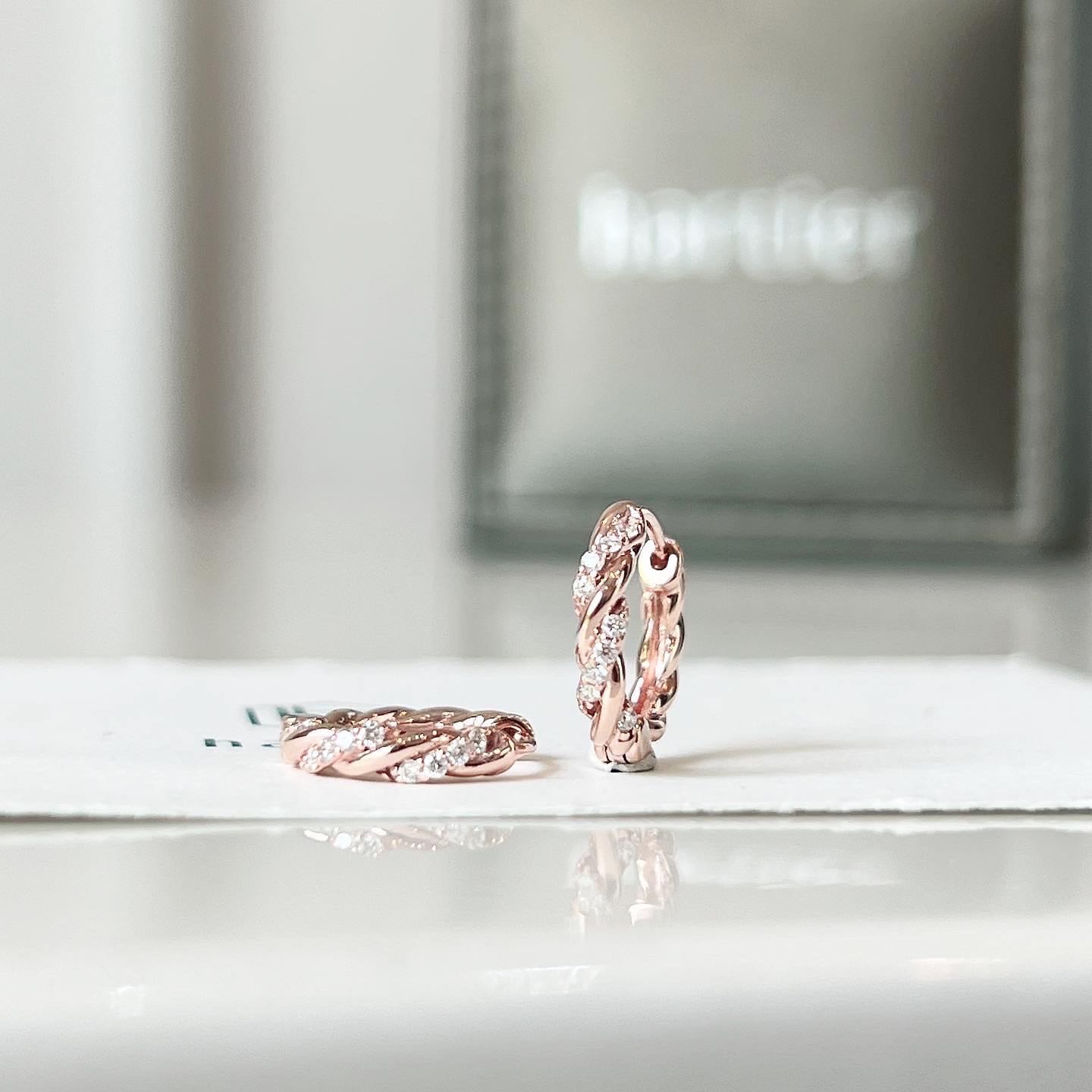 Twist Huggie Earrings (size s)