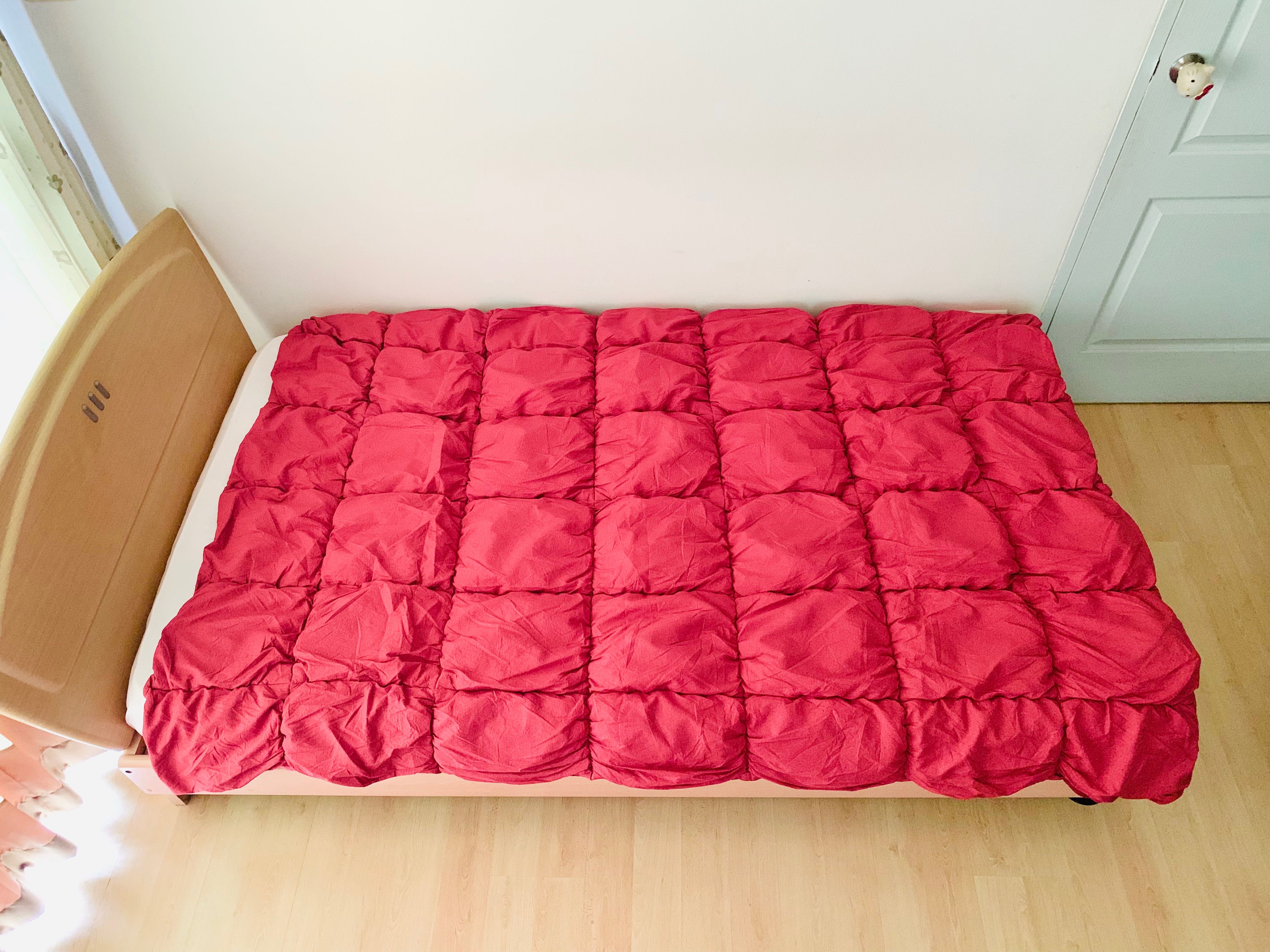ผ้านวมขนเป็ด (สำหรับเด็ก) ขนาด 4.5ฟุต สีแดงลายกราฟฟิก (สภาพใหม่) มือสองสภาพดี สินค้าเกาหลีแท้