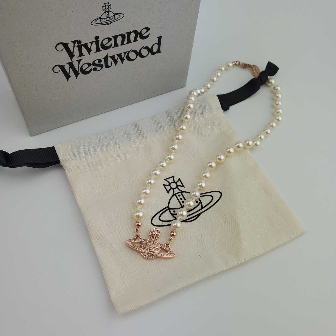 สร้อยคอ Vivienne Westwood Chocker รุ่น Mini Bas Pearl Choker สี Rose Gold ประดับด้วยไข่มุก