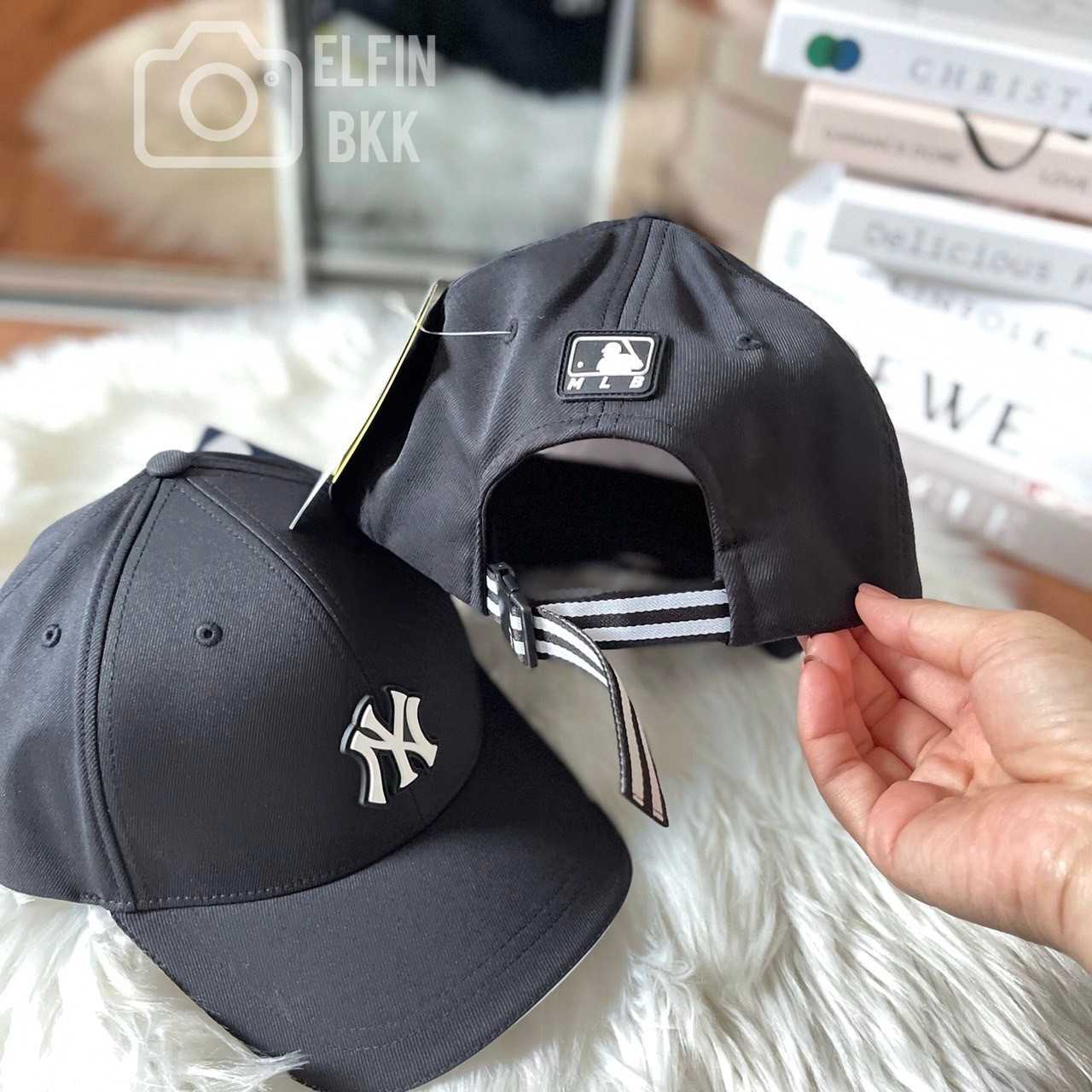 MLB Athleisure Structure Ball Cap -NY/LA  หมวกแก๊ป สีขาว สีดำ หลัง Stripe