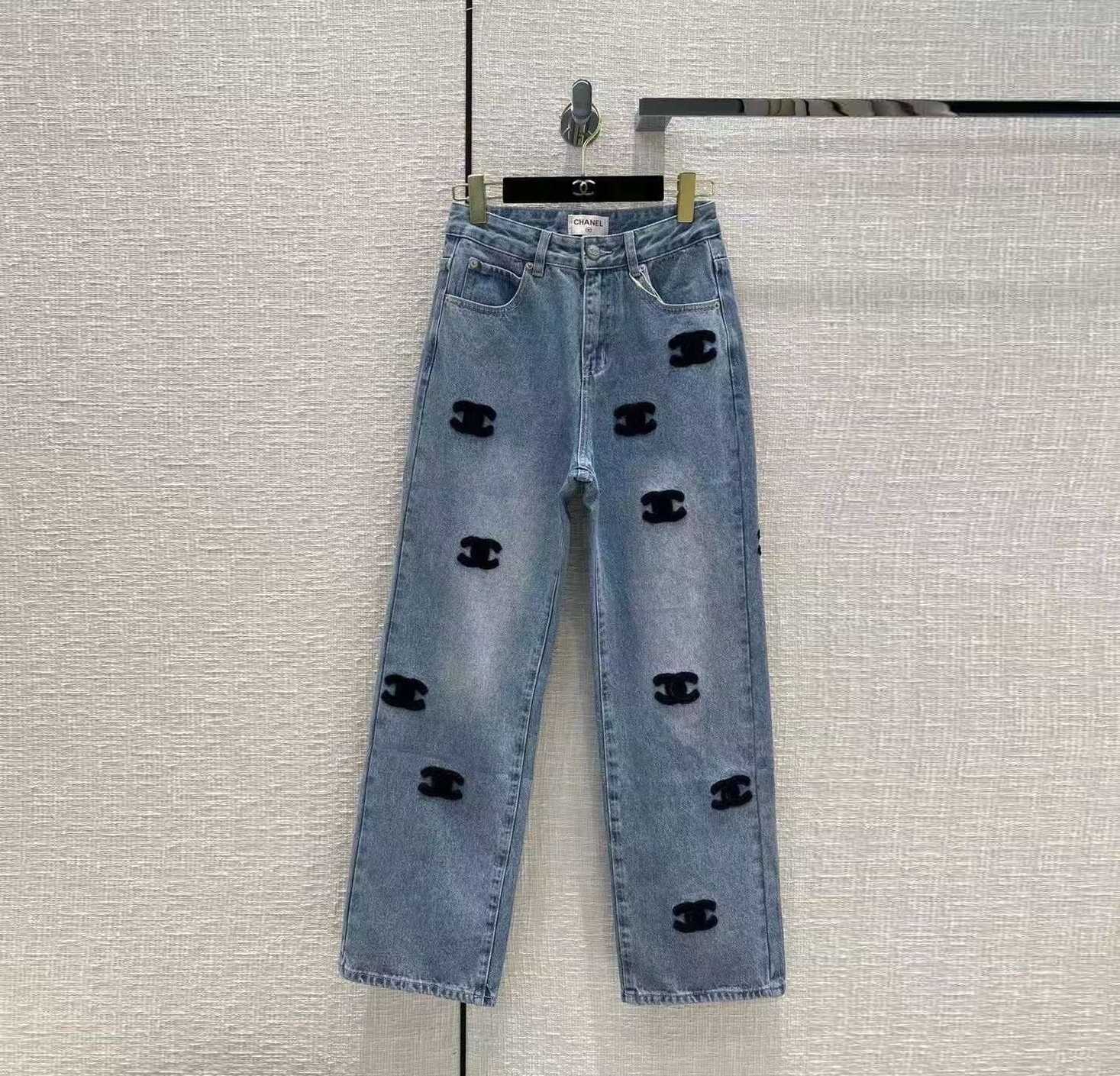 CHANEL CC LOGO PATCH DENIM JEANS กางเกงยีนส์ขากระบอก แบรนด์ชาแนล ผ้ายีนส์