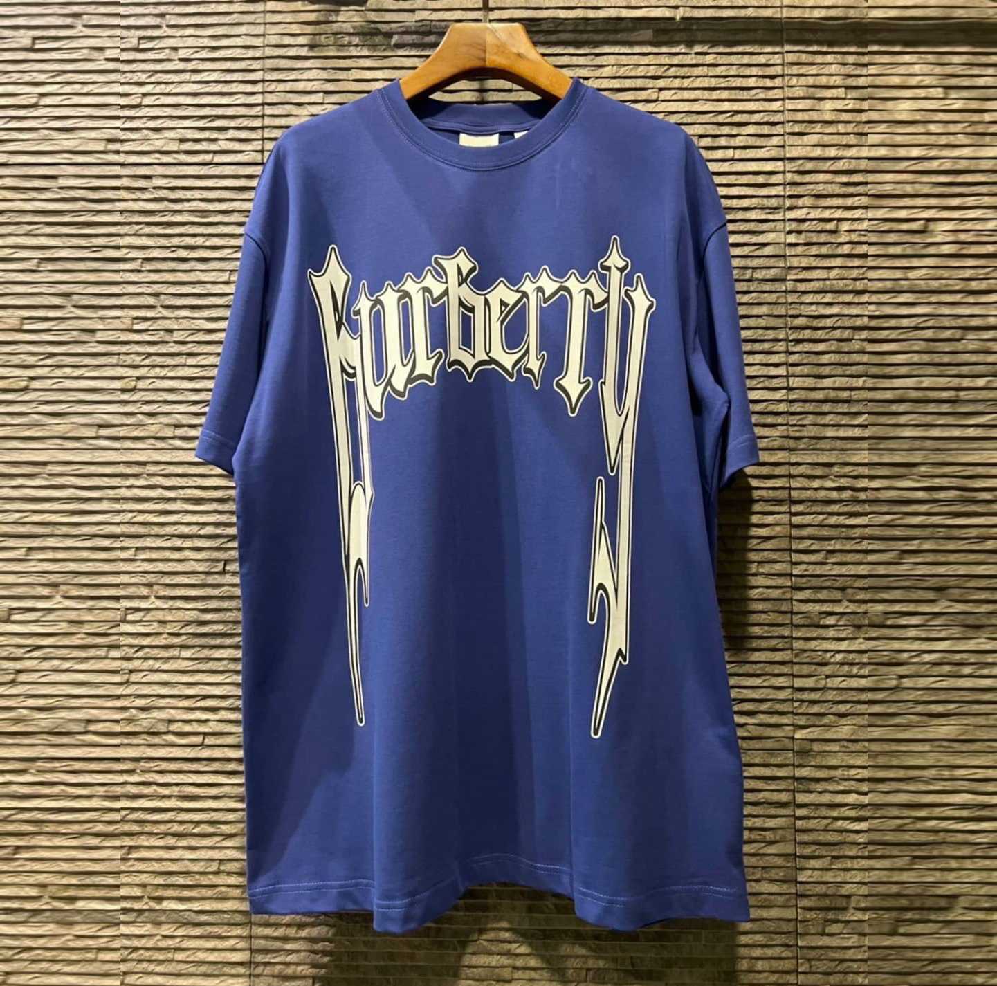 BURBERRY NAVY PRINTED COTTON JERSEY T-SHIRT เสื้อยืดคอกลมแขนสั้น แบรนด์เบอเบอรี่