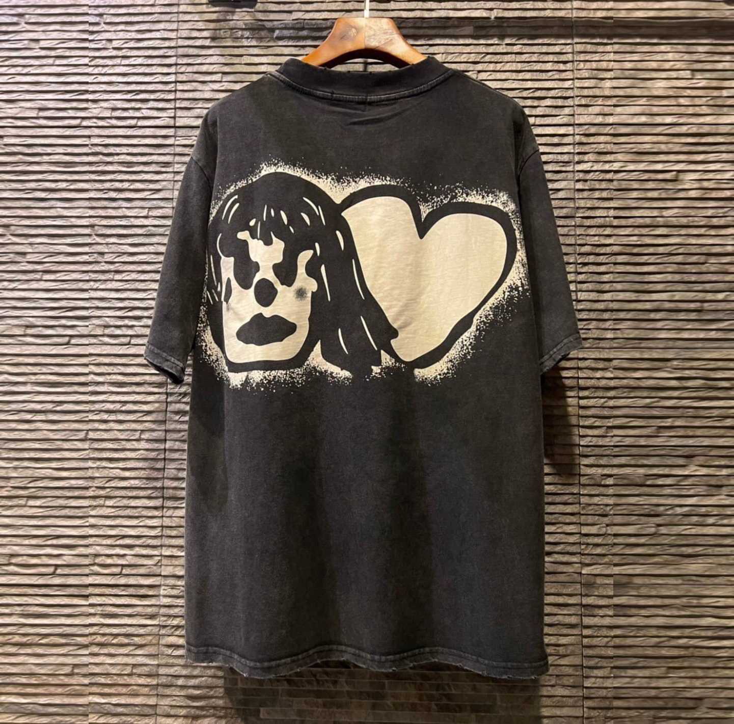 GIVENCHY GIRL AND HEARTS PRINT COTTON T-SHIRT IN BLACK เสื้อยืดคอกลมแขนสั้น แบรนด์จิวองชี่