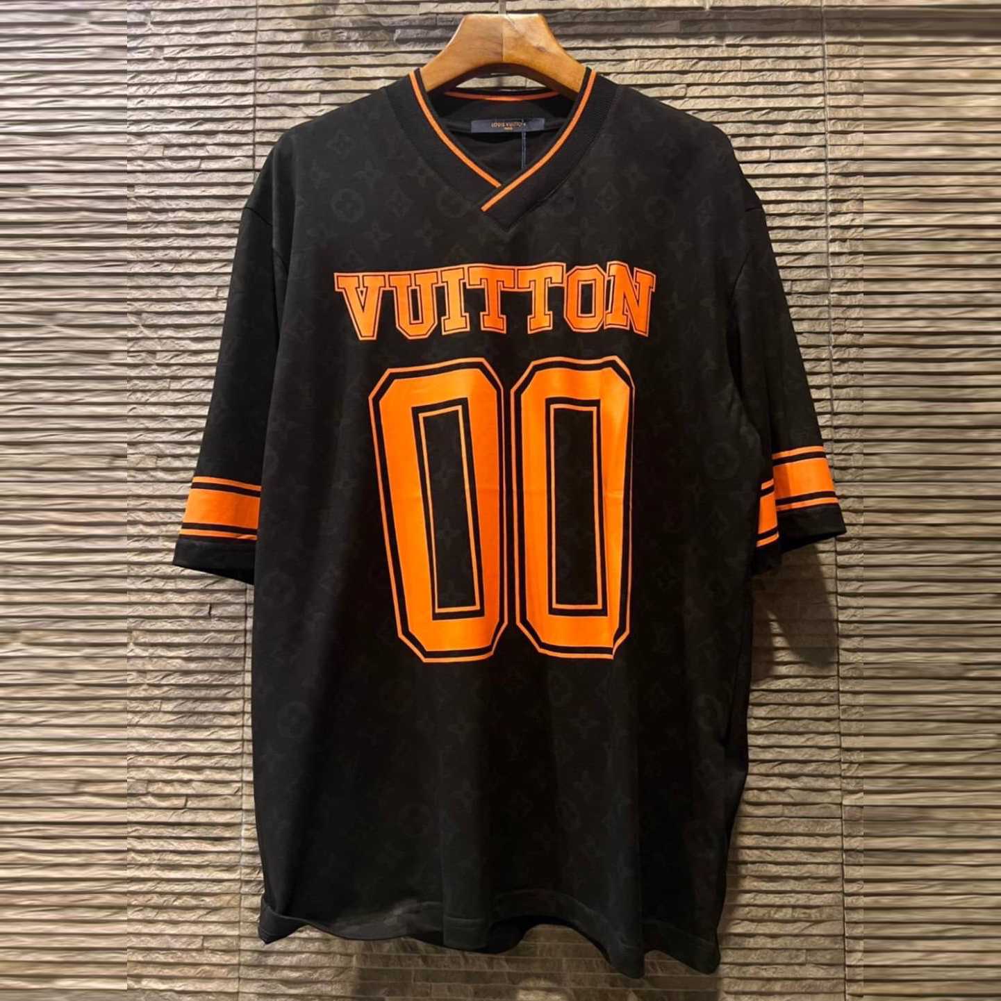LOUIS VUITTON MONOGRAM SPORTY V-NECK T-SHIRT เสื้อเบสบอล คอวี แบรนด์หลุยส์วิตตอง ตัวหนังสือ 00
