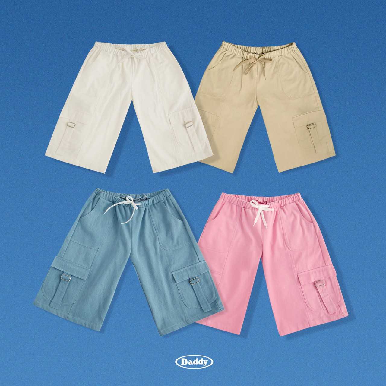 Antoine Cardigo Shorts กางเกงเอวต่ำทรงคาร์โก้สามส่วน ผ้าคอตตอน มียางยืดตรงขอบเอวและเชือก ปักตัว D