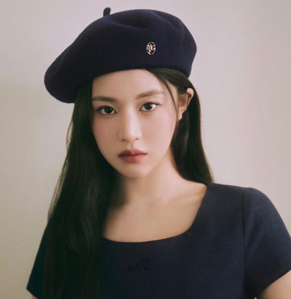 พร้อมส่ง Marithe Metal Circle Logo Wool Beret 