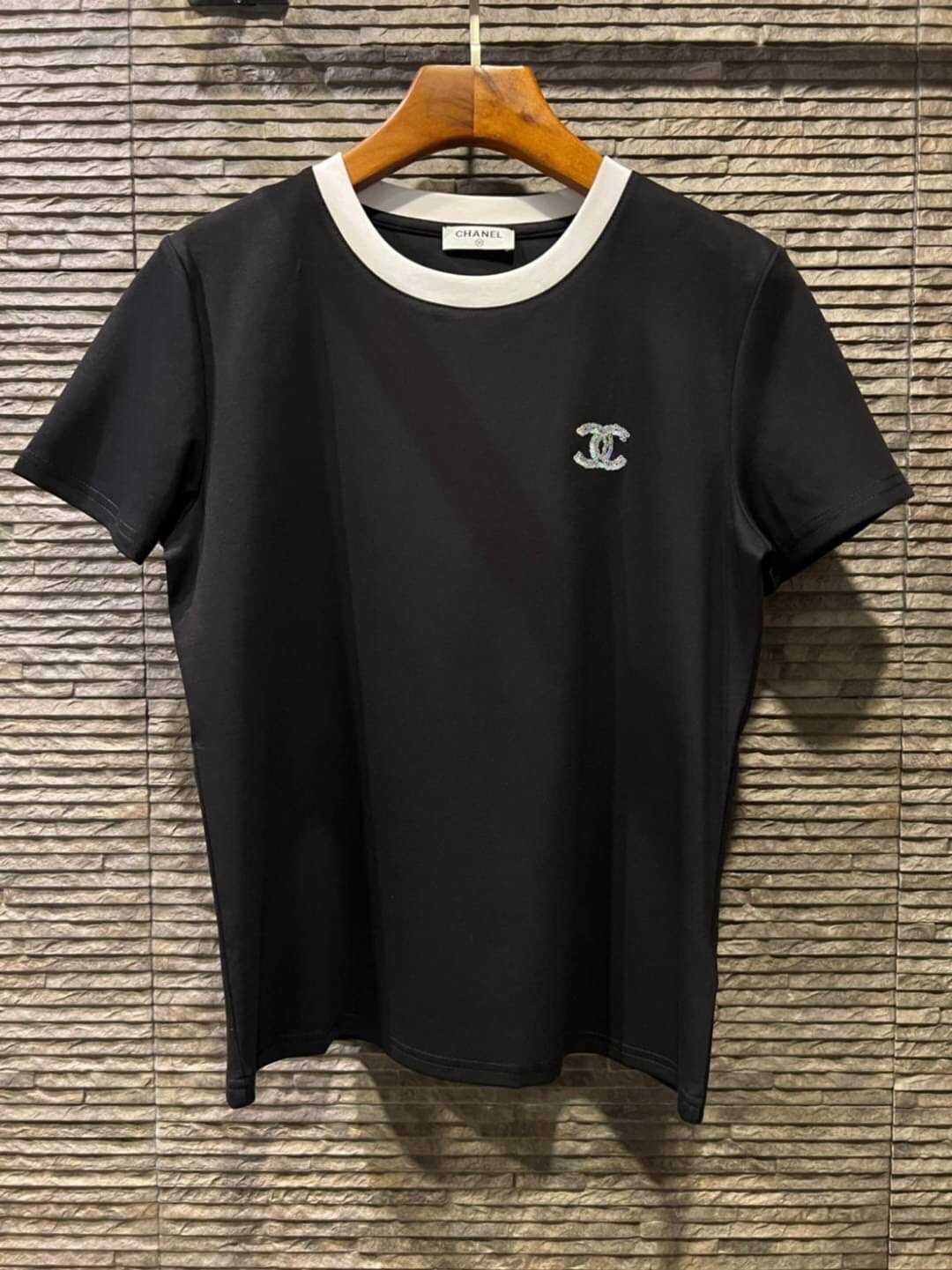 CHANEL CC LOGO SEQUIN TWO-TONE COTTON T-SHIRT เสื้อยืดคอกลมแขนสั้น แบรนด์ชาแนล