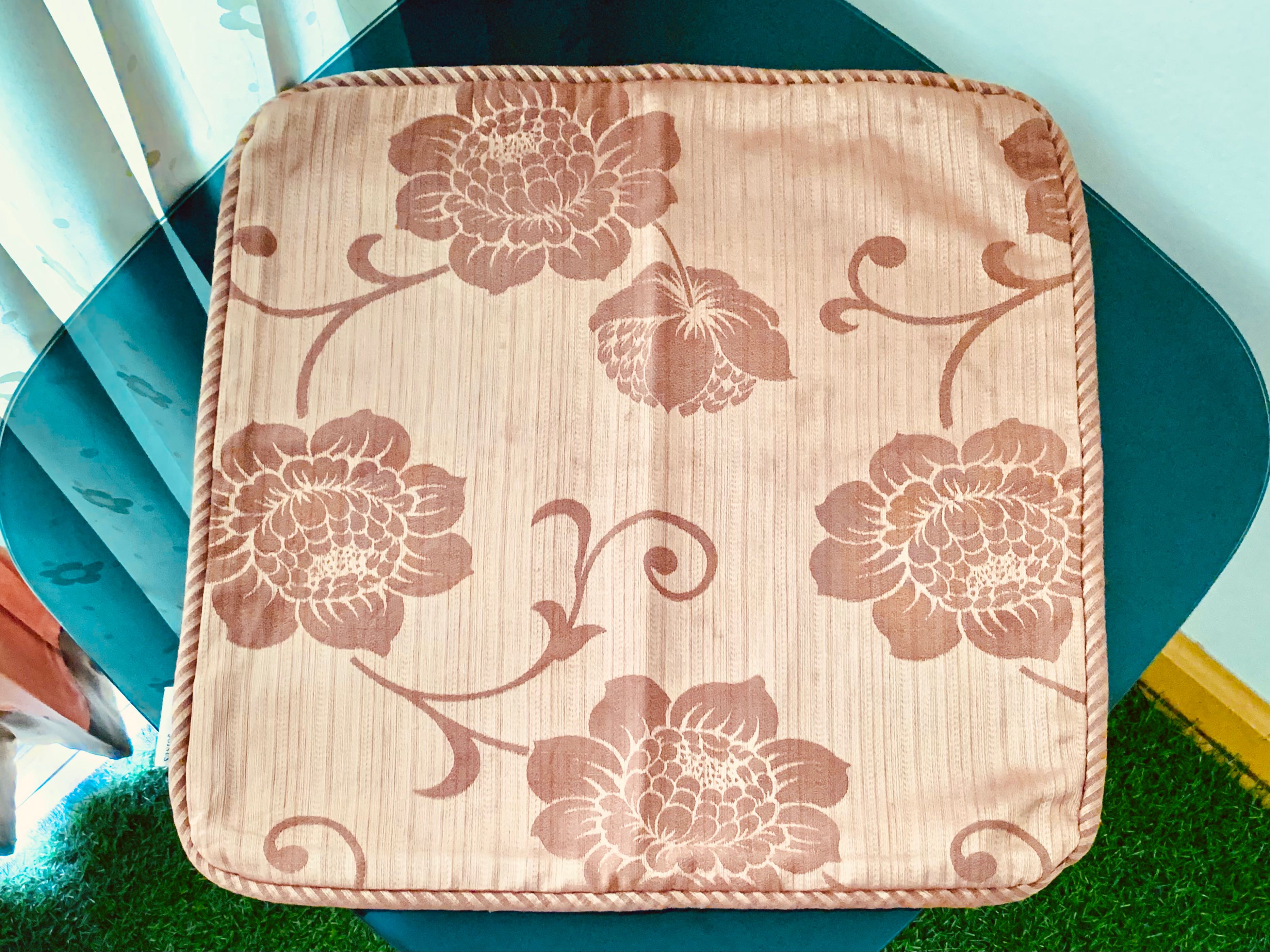 ปลอกหมอนอิงหรือปลอกคลุมเบาะรองนั่ง (ใบใหญ่) ผ้าทอลายสีน้ำตาลลายดอกบัว ยี่ห้อ NASAN JOINUS (สภาพใหม่)