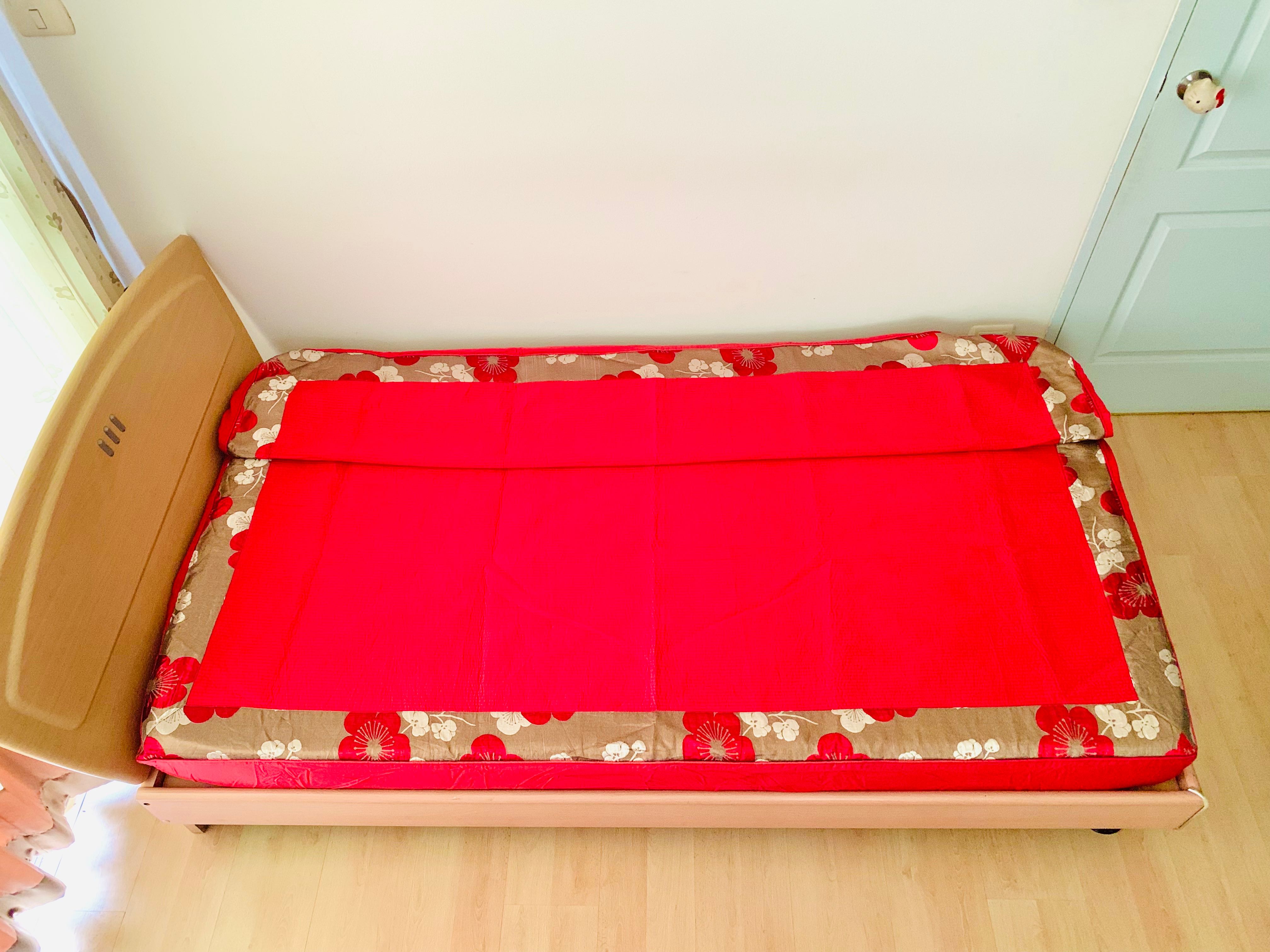 ผ้าปูที่นอนรัดมุม (แบบหนา) ขนาด 5ฟุต สีแดงขอบผ้าทอลายดอกสีน้ำตาลเย็บลายลอนทั้งผืน มือสองเกาหลีแท้