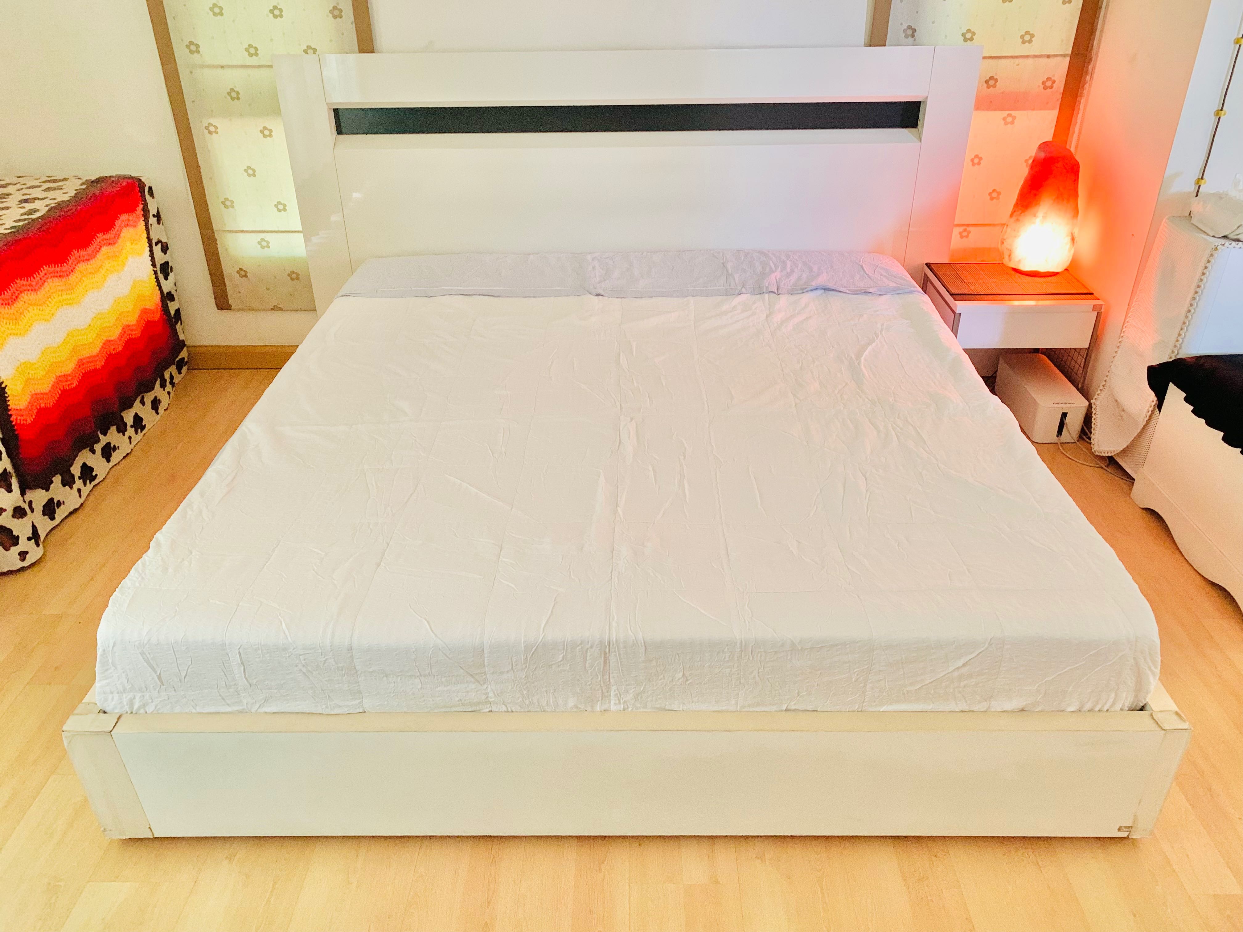 ผ้าปูที่นอนรัดมุม (แบบหนา) ขนาด 6-6.5ฟุต สีขาว ด้านบนสีม่วงมีระบาย มือสองสภาพดี เกาหลีแท้