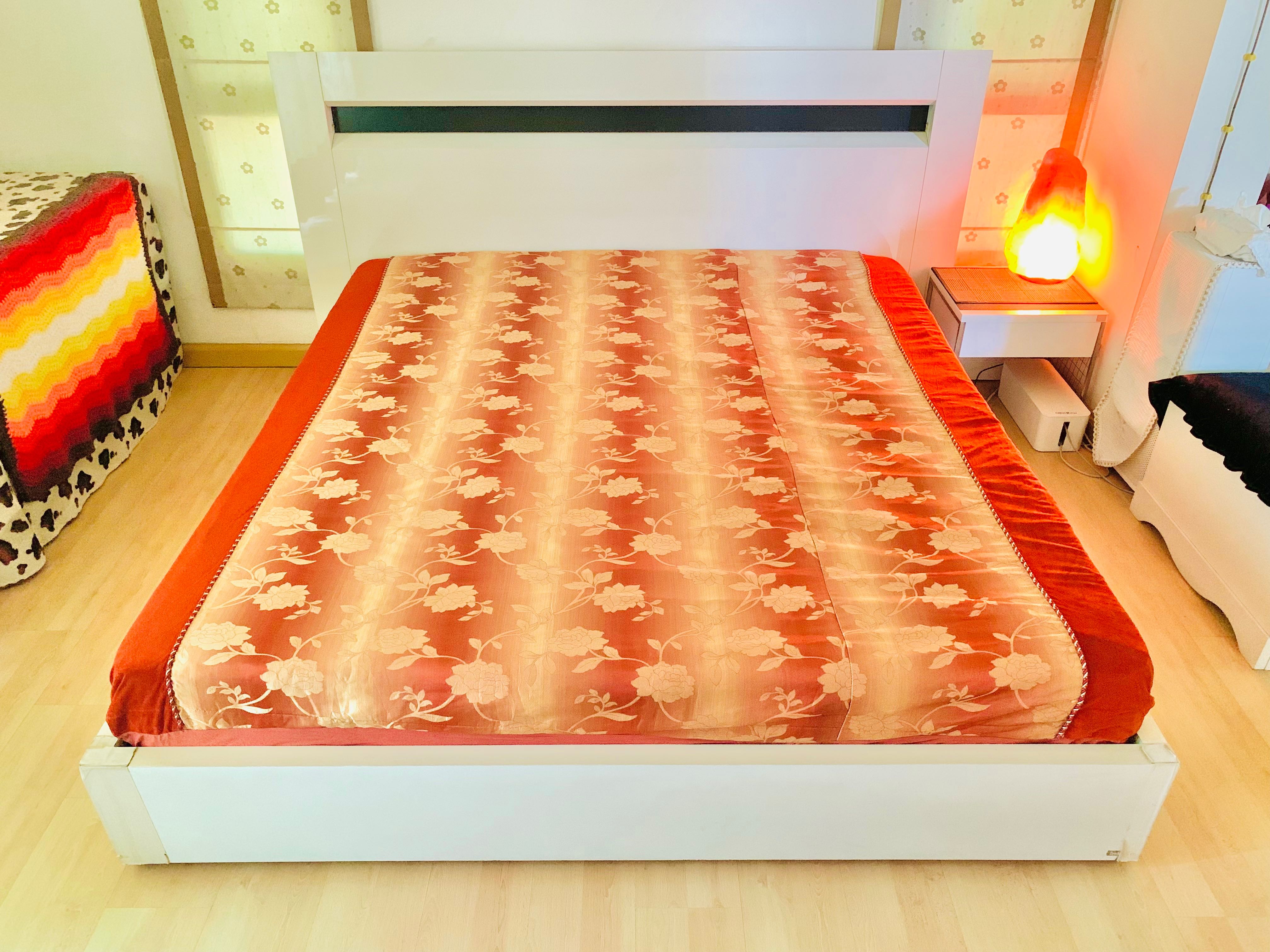 ผ้าปูที่นอนรัดมุม (แบบหนา) ขนาด 6.5-7ฟุต ผ้าทอลายสีส้มสลับน้ำตาลทองลายดอกขอบสีส้มอิฐกำมะหยี่
