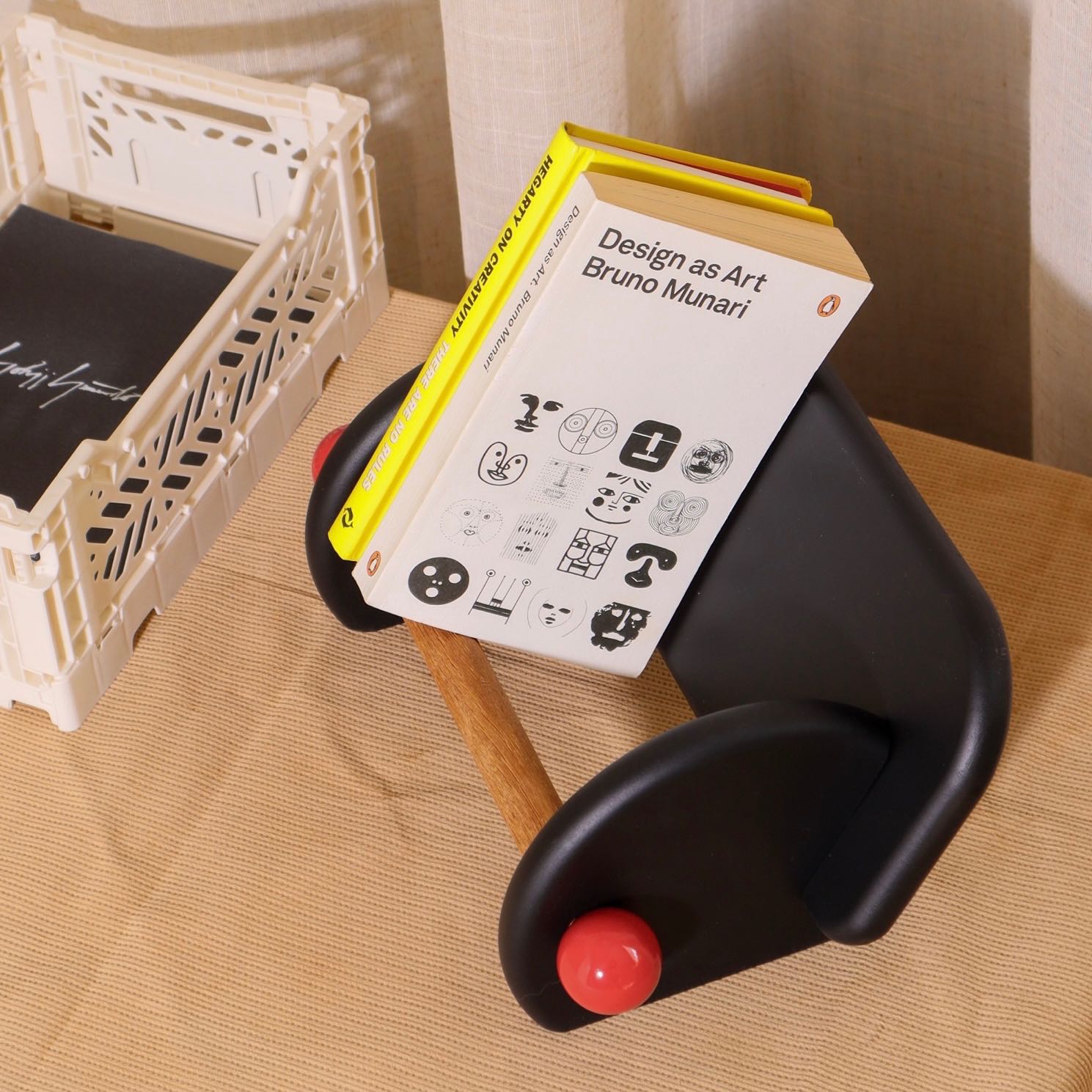 Black bookend (Pre-order)