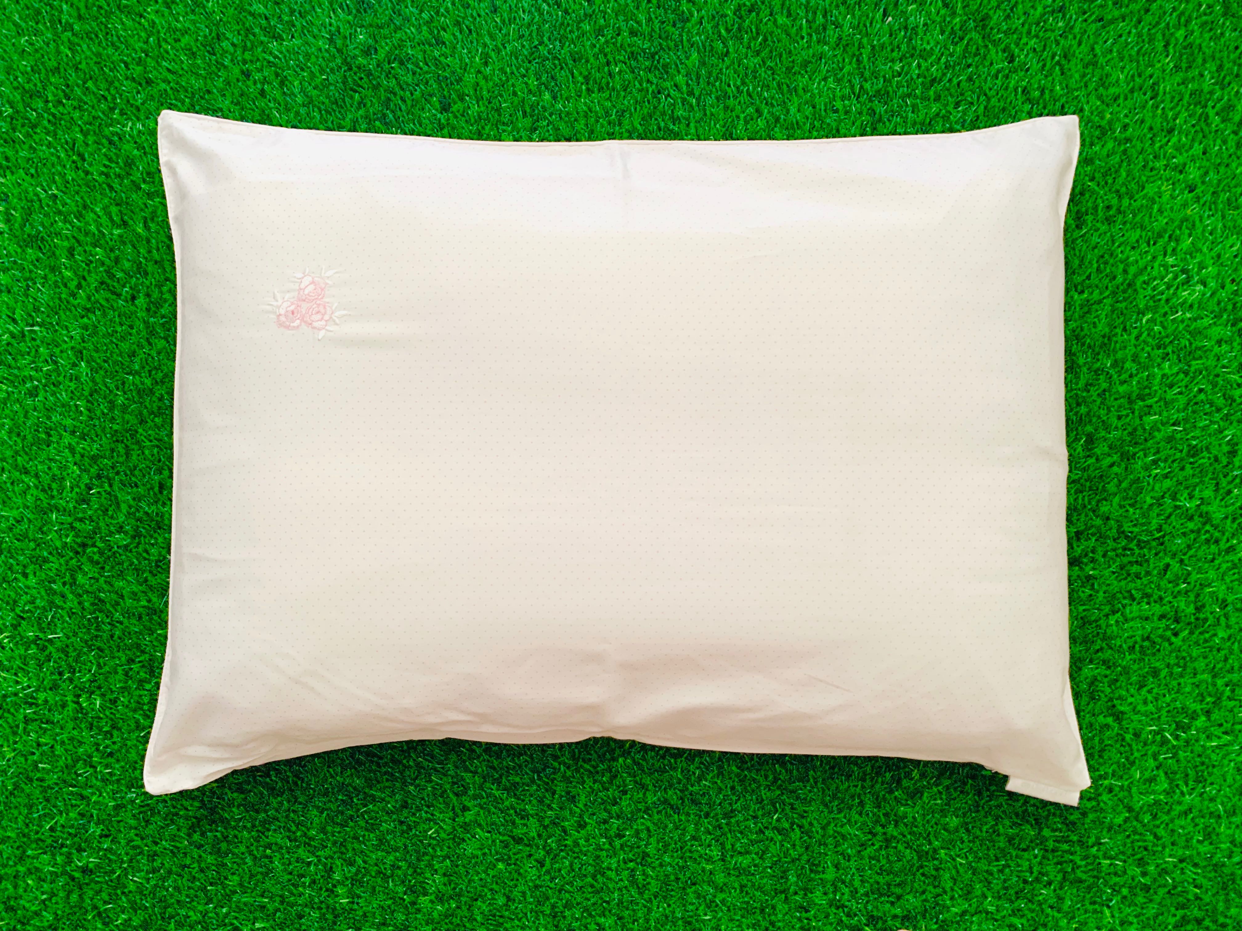 ปลอกหมอนหนุน ขนาดมาตรฐาน สีขาวลายจุดสีชมพู ด้านบนปักลายดอก ยี่ห้อ EVEZARY (E Diamond)