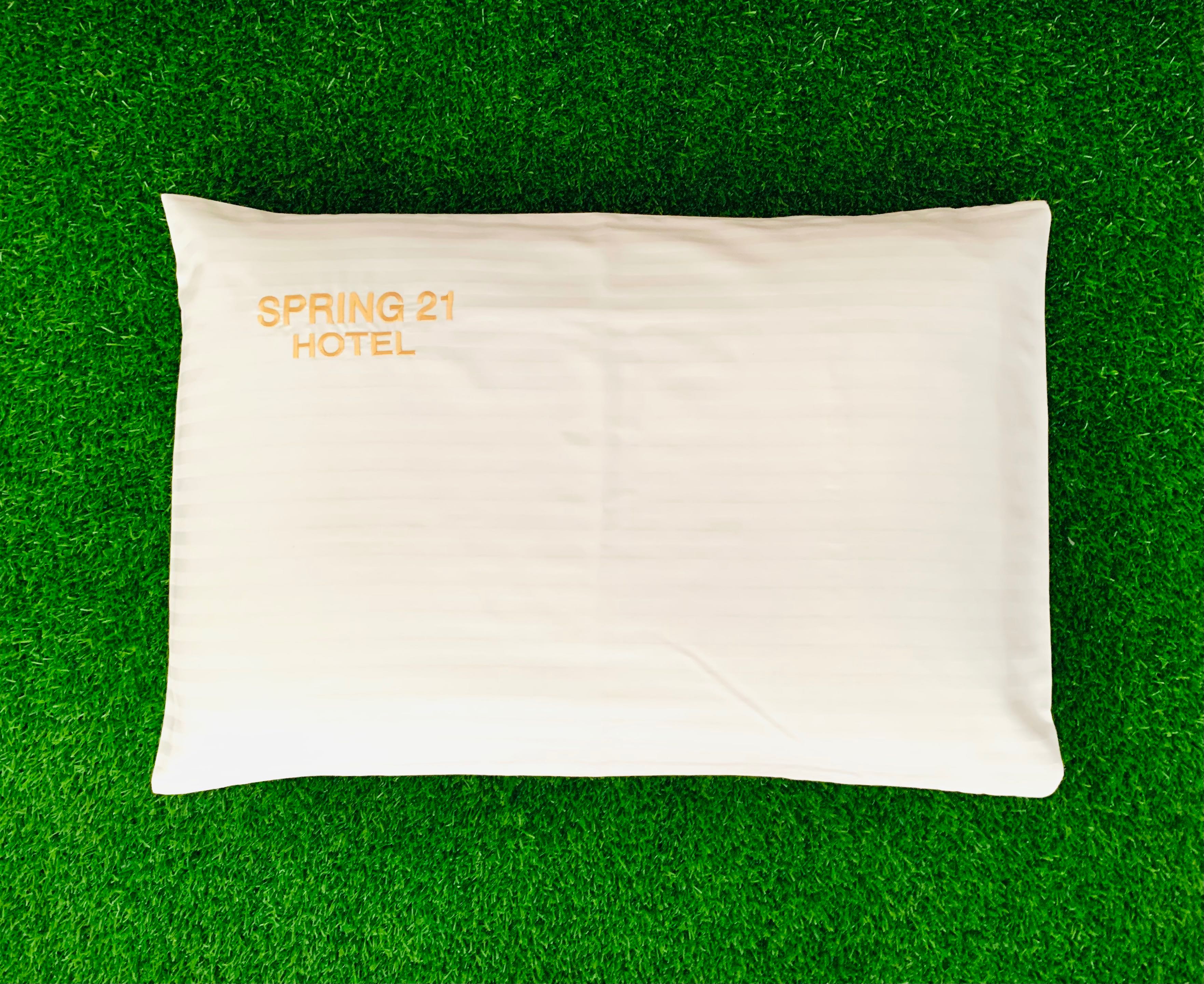 ปลอกหมอนหนุน ขนาดมาตรฐาน สีขาวลายทาง ด้านบนปักลาย SPRING 21 HOTEL (สภาพใหม่)