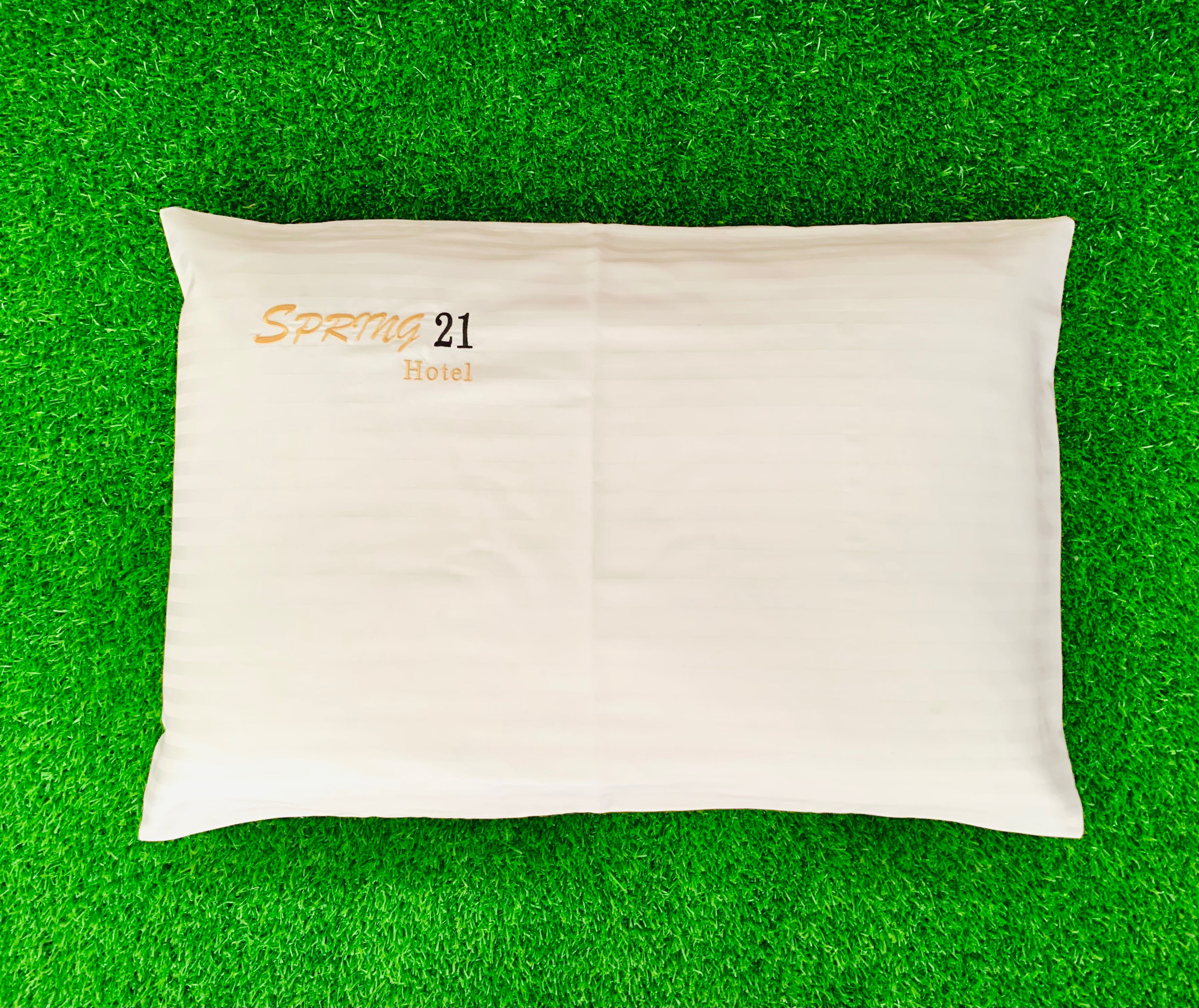 ปลอกหมอนหนุน ขนาดมาตรฐาน (ใบใหญ่) สีขาวลายทาง ด้านบนปักลาย SPRING 21 HOTEL (สภาพใหม่) 