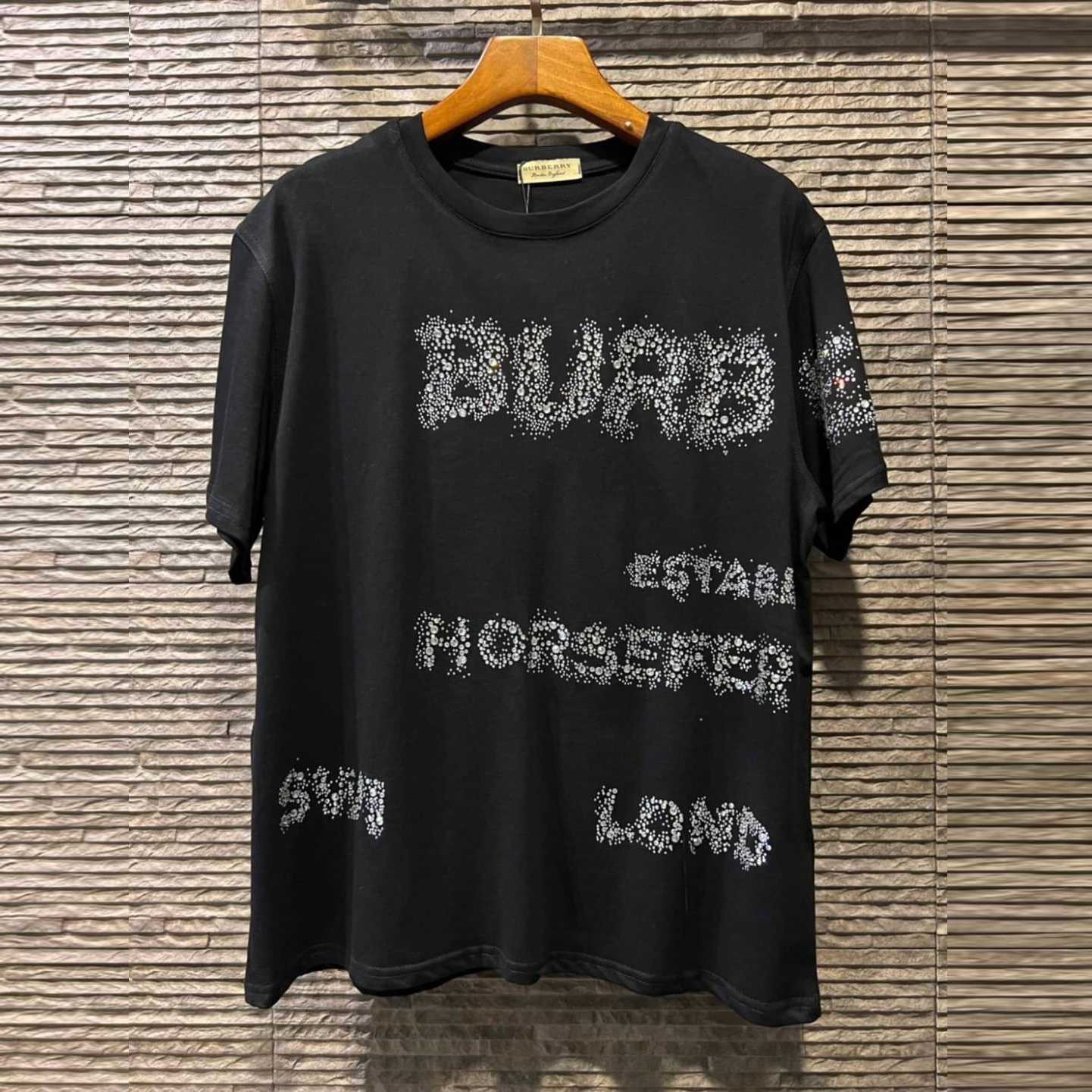 BURBERRY HORSEFERRY 1856 PEARL EMBELLISHED T-SHIRT เสื้อเบอเบอรี่