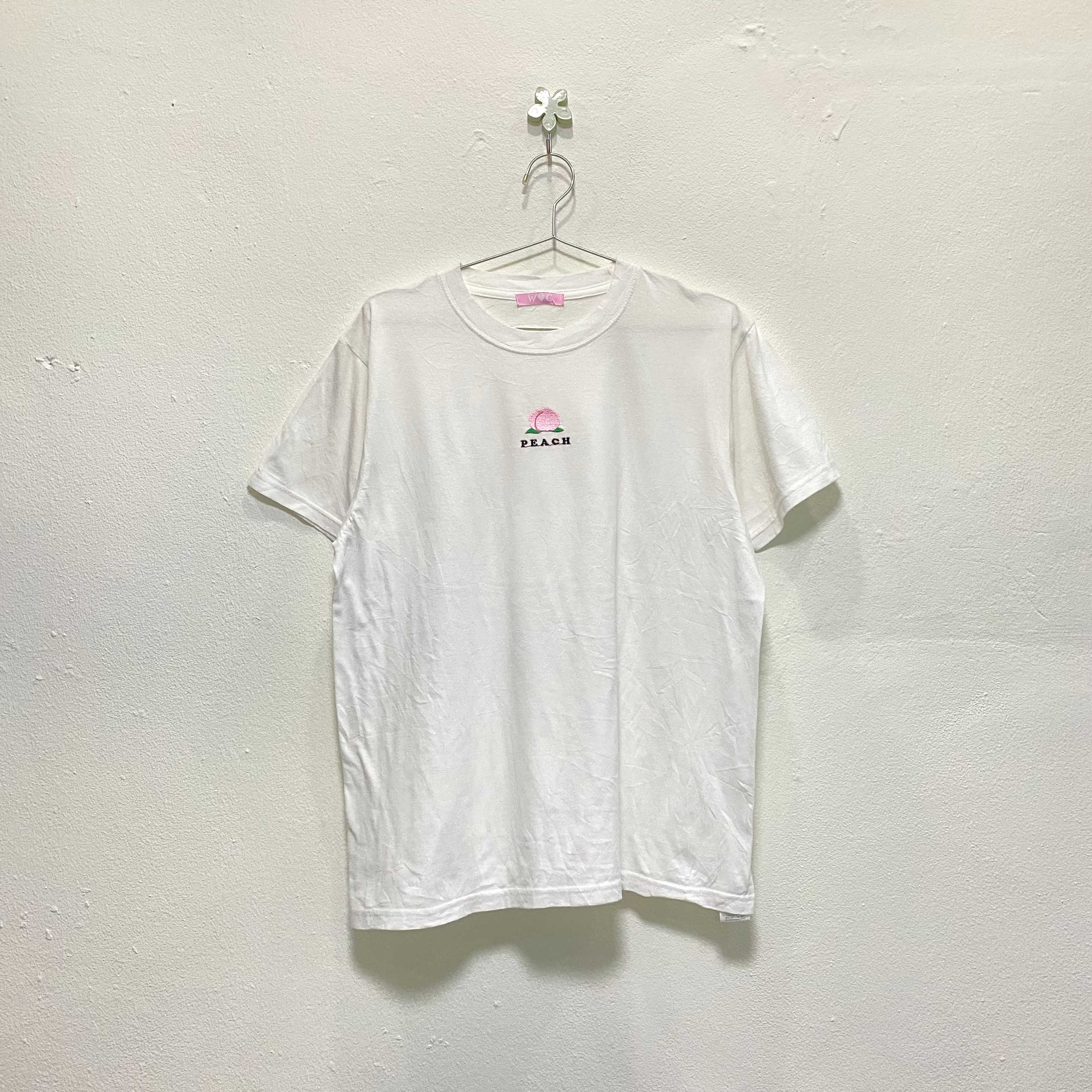 WC - เสื้อยืดสีขาวปักพีช