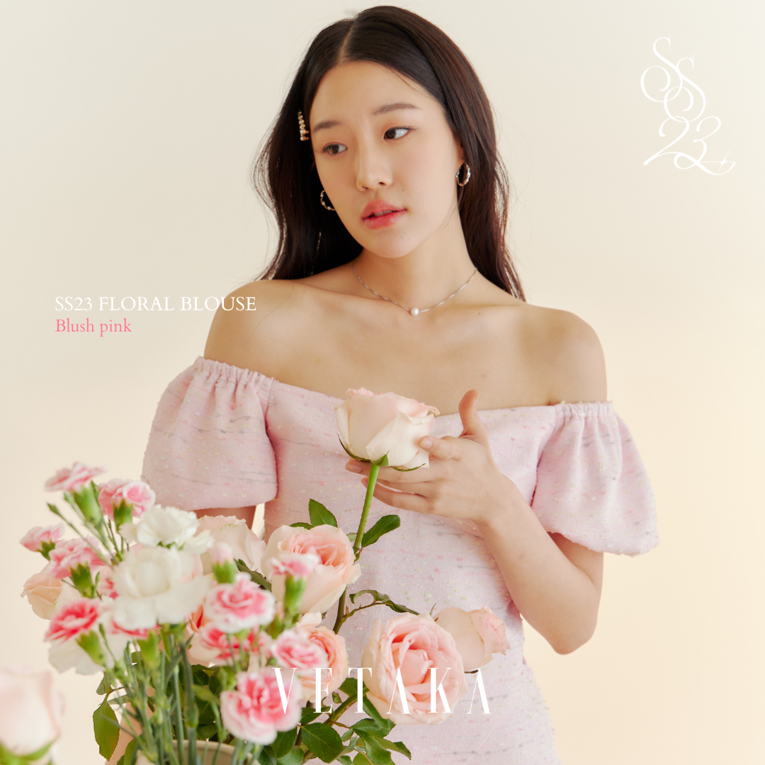 VETAKA Flora Blouse (เสื้อแขนตุ๊กตา ปลายแหลม)