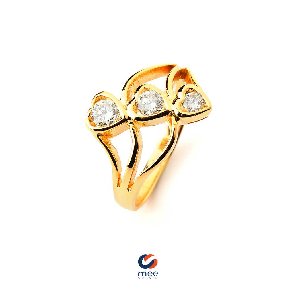 แหวนเพชรหัวใจเรียง 3 เม็ด เพชรรวม 43 ตัง น้ำ 96 ตัวเรือนทองคำ 18k [RG230041]