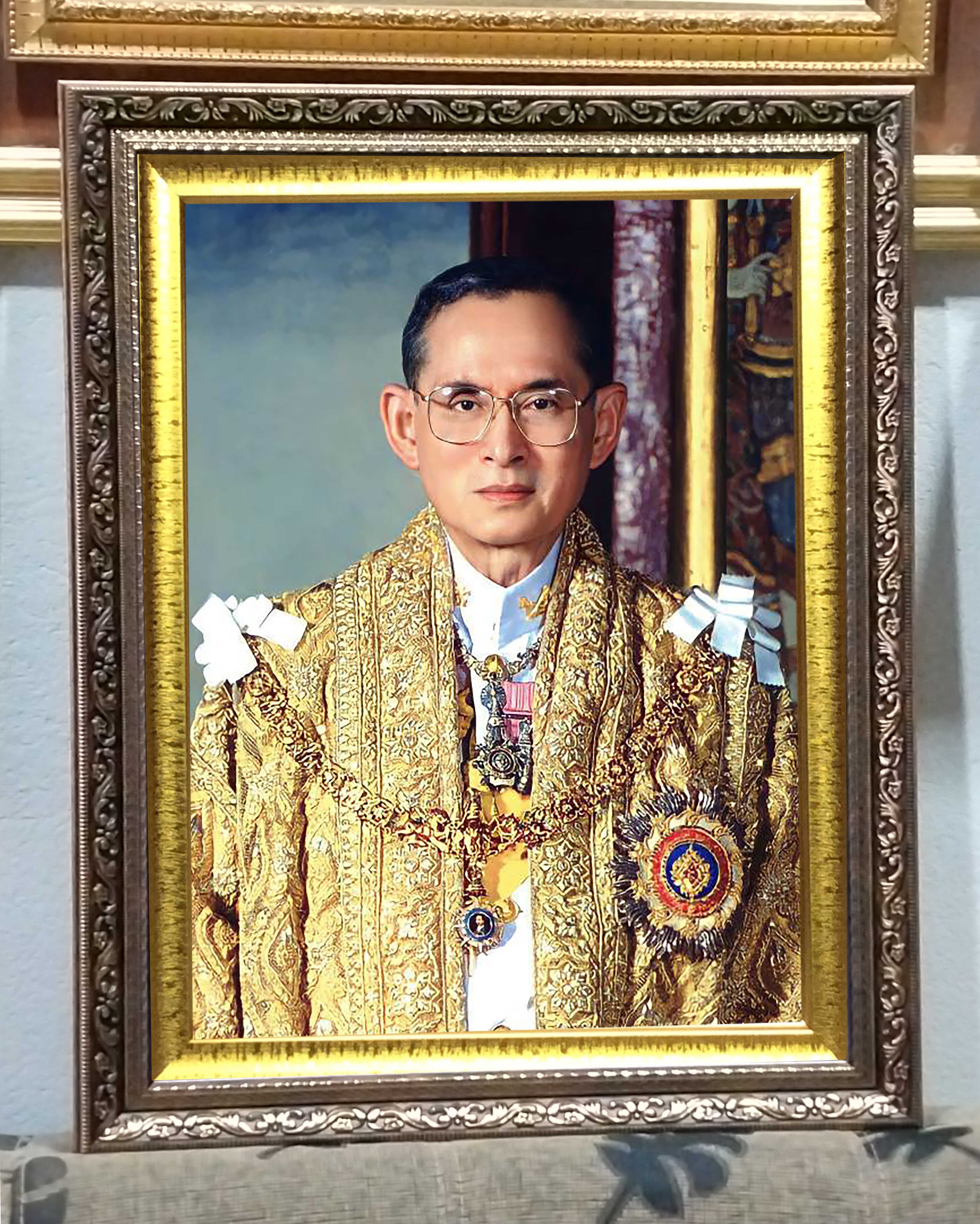 กรอบรูปในหลวง ขนาดภายอก 16×20 นิ้ว พร้อมภาพถ่าย