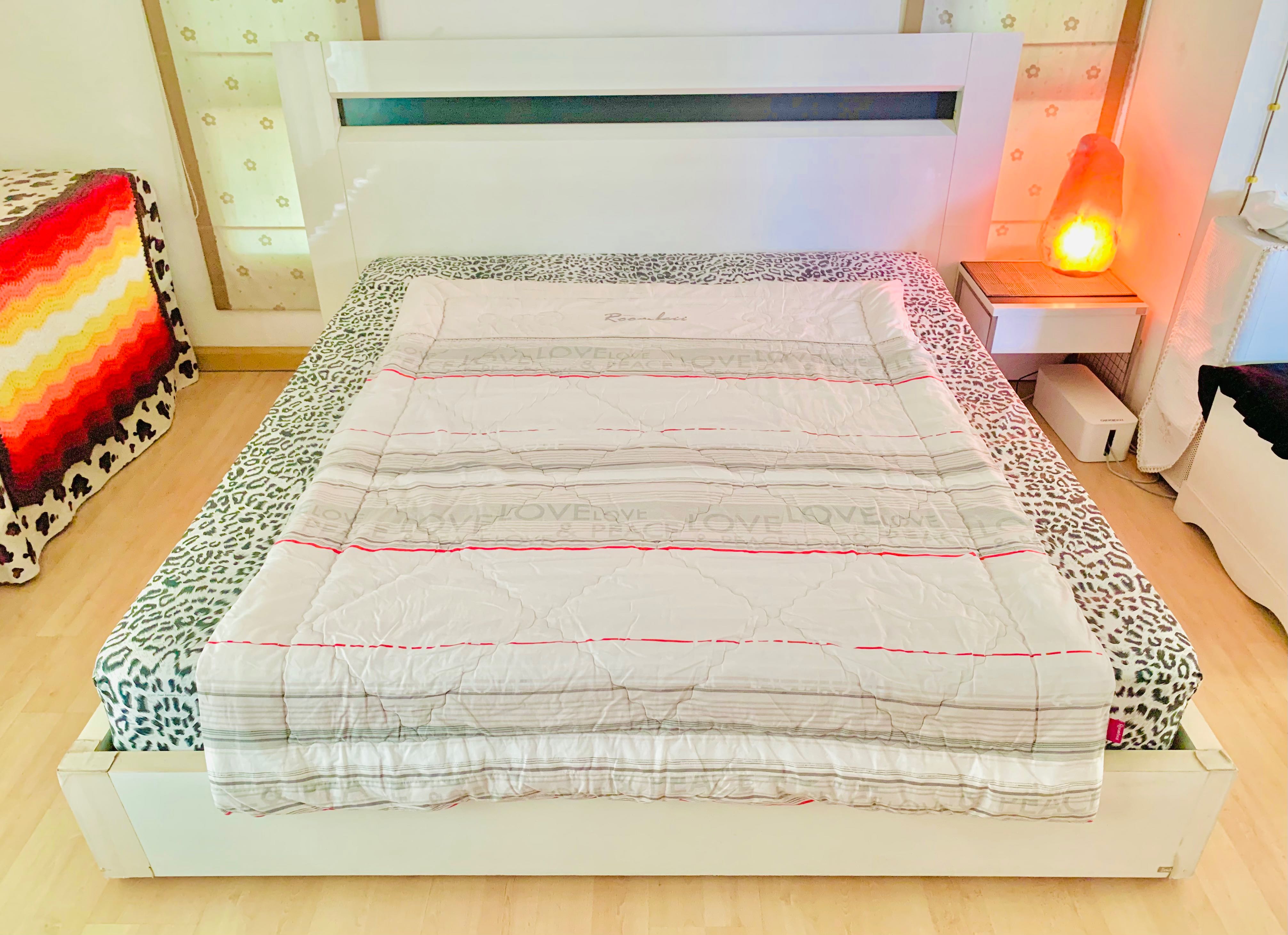 ผ้านวม ขนาด 4.5-5ฟุต สีน้ำตาลลายเส้นกราฟฟิกสกรีนลายตัวหนังสือ ด้านบนปักลาย Roombeii (สภาพใหม่) 