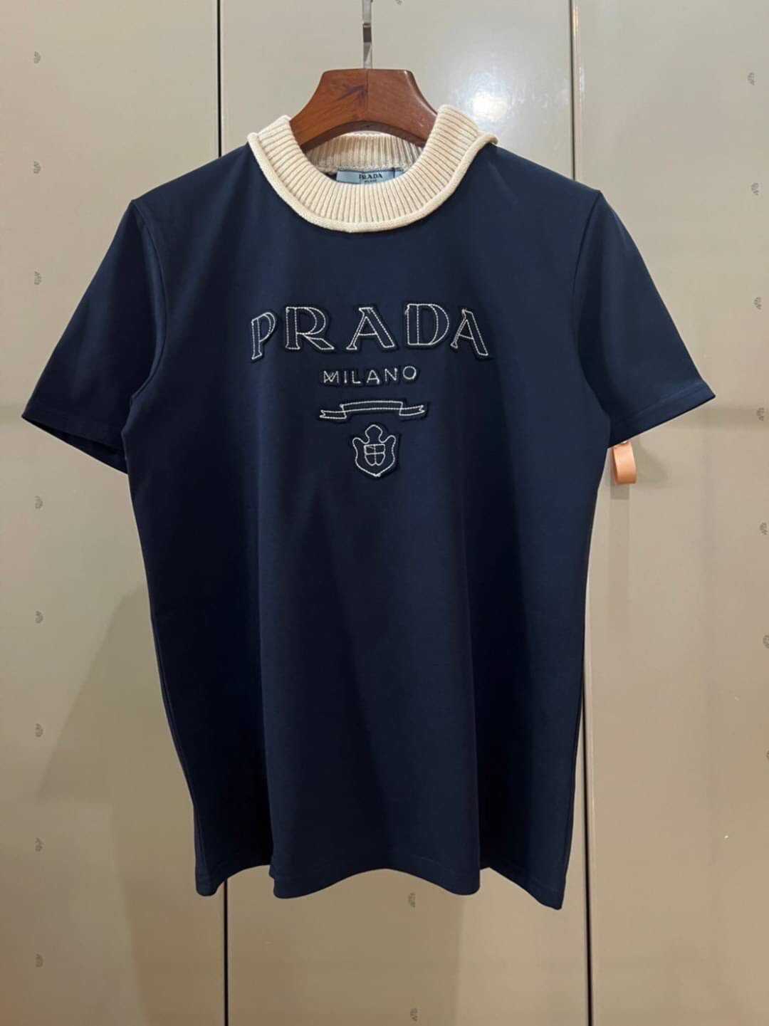 PRADA MILANO PRINTED COTTON T-SHIRT เสื้อยืดคอกลมแขนสั้น แบรนด์ปราด้า