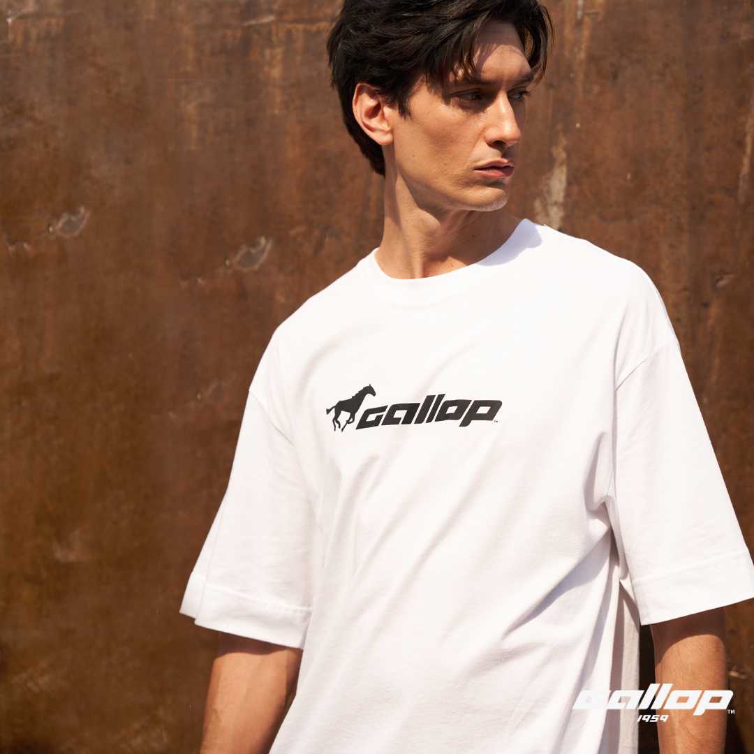 GALLOP : Oversized T-Shirt เสื้อยืดทรงโอเวอร์ไซส์ผู้ชาย รุ่น โพ้งหลัง GT9135 สี Off White - ขาว