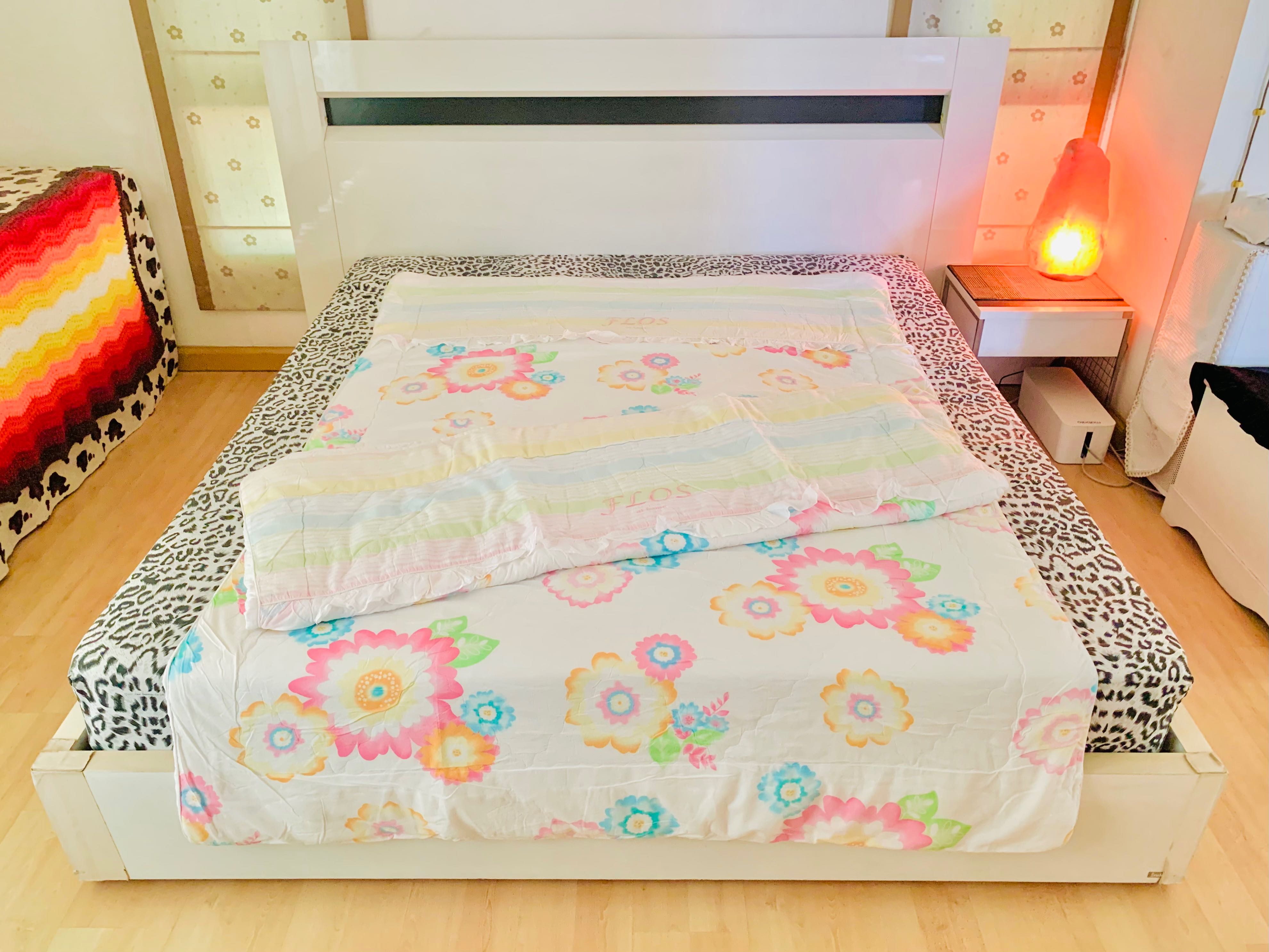 ผ้านวม ขนาด 5ฟุต สีขาวเพ้นท์ลายดอกหลากสี ด้านบนมีระบายปักลาย FLOS at home