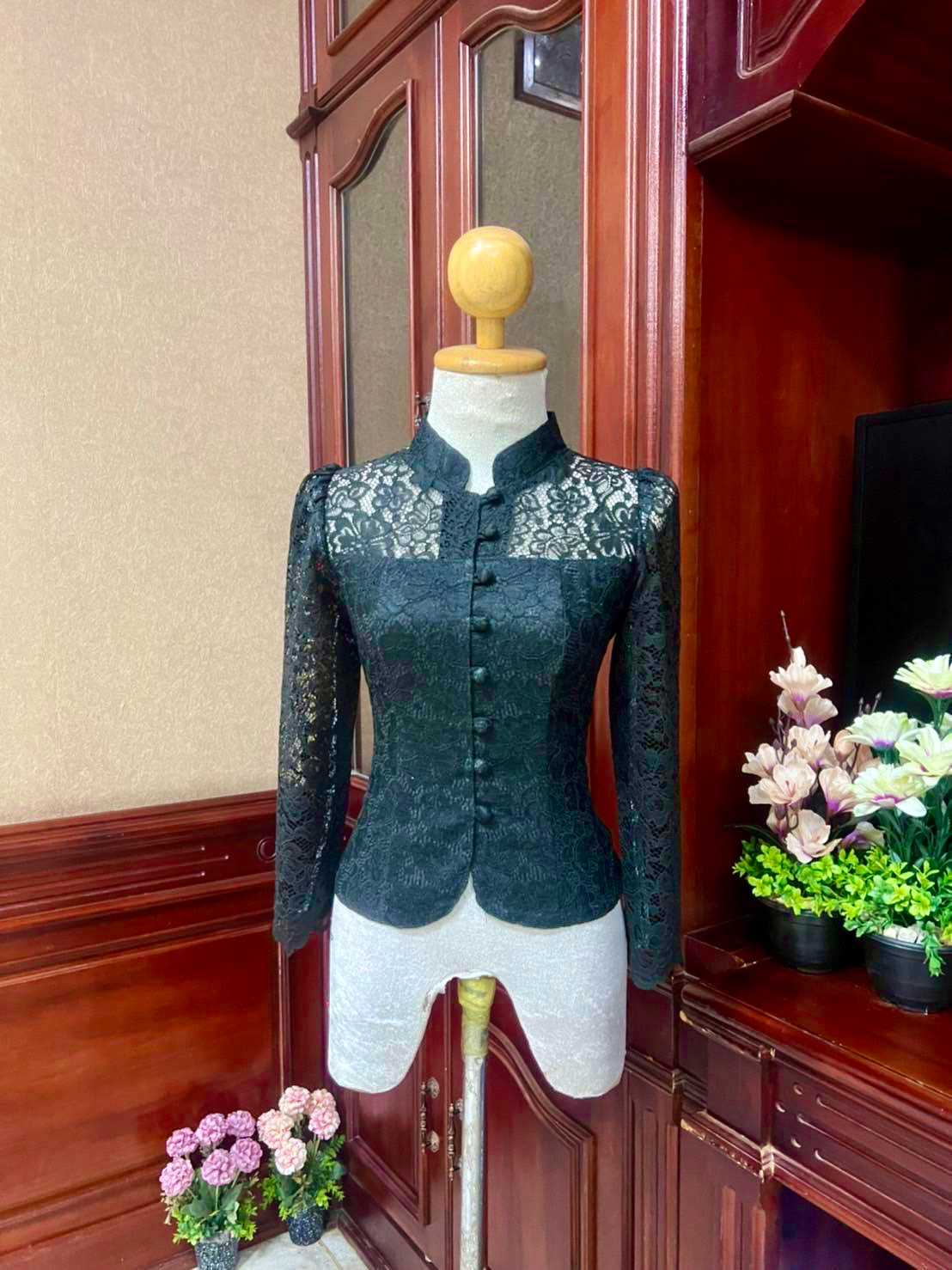 เสื้อลูกไม้คอจีนจิตรลดา แขนยาว ใส่แมชกับผ้าถุง หรือกางเกงทำงาน ออกอีเว้นท์ งานบุญ เป๊ะเว่อร์