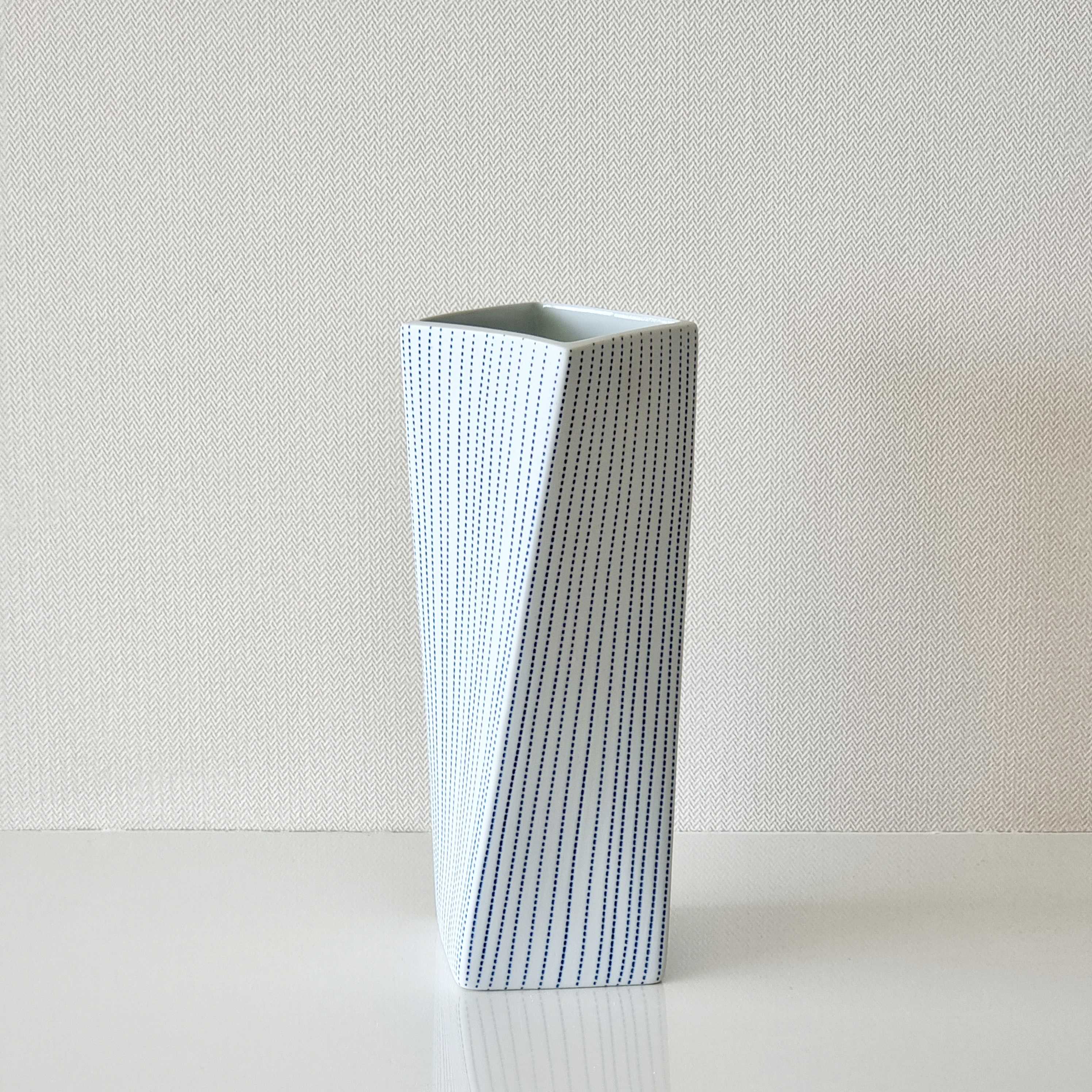 Tower Ceramic Vase: แจกันลายจุดสีฟ้า