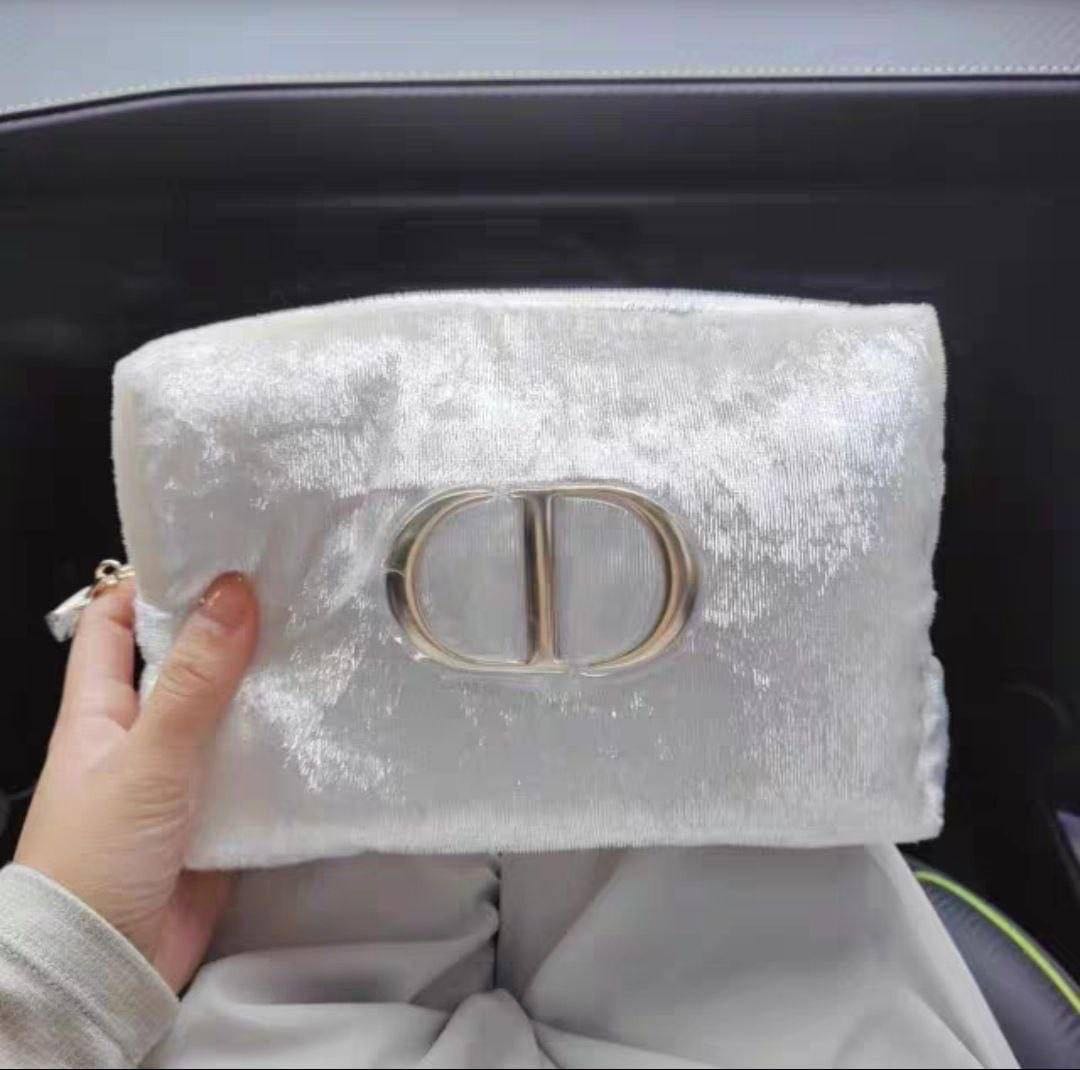 Dior กระเป๋าเครื่องสำอาง ทรงสี่เหลี่ยม ผ้าเลื่อมขาว