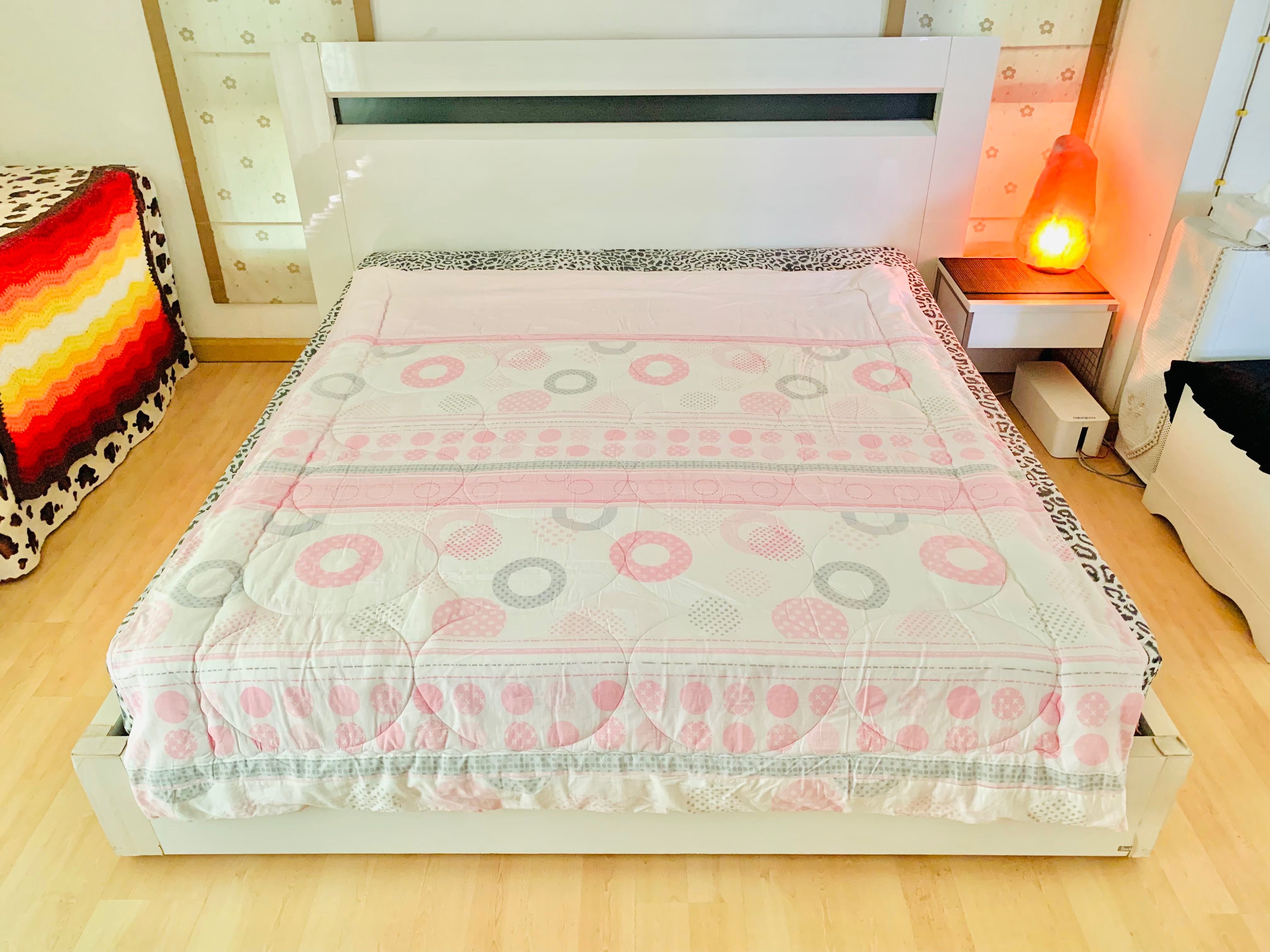 ผ้านวม ขนาด 5.5-6ฟุต สีชมพูลายวงกลมกราฟฟิก ด้านบนปักลาย Cosy Deco มือสองขายตามสภาพ เกาหลีแท้