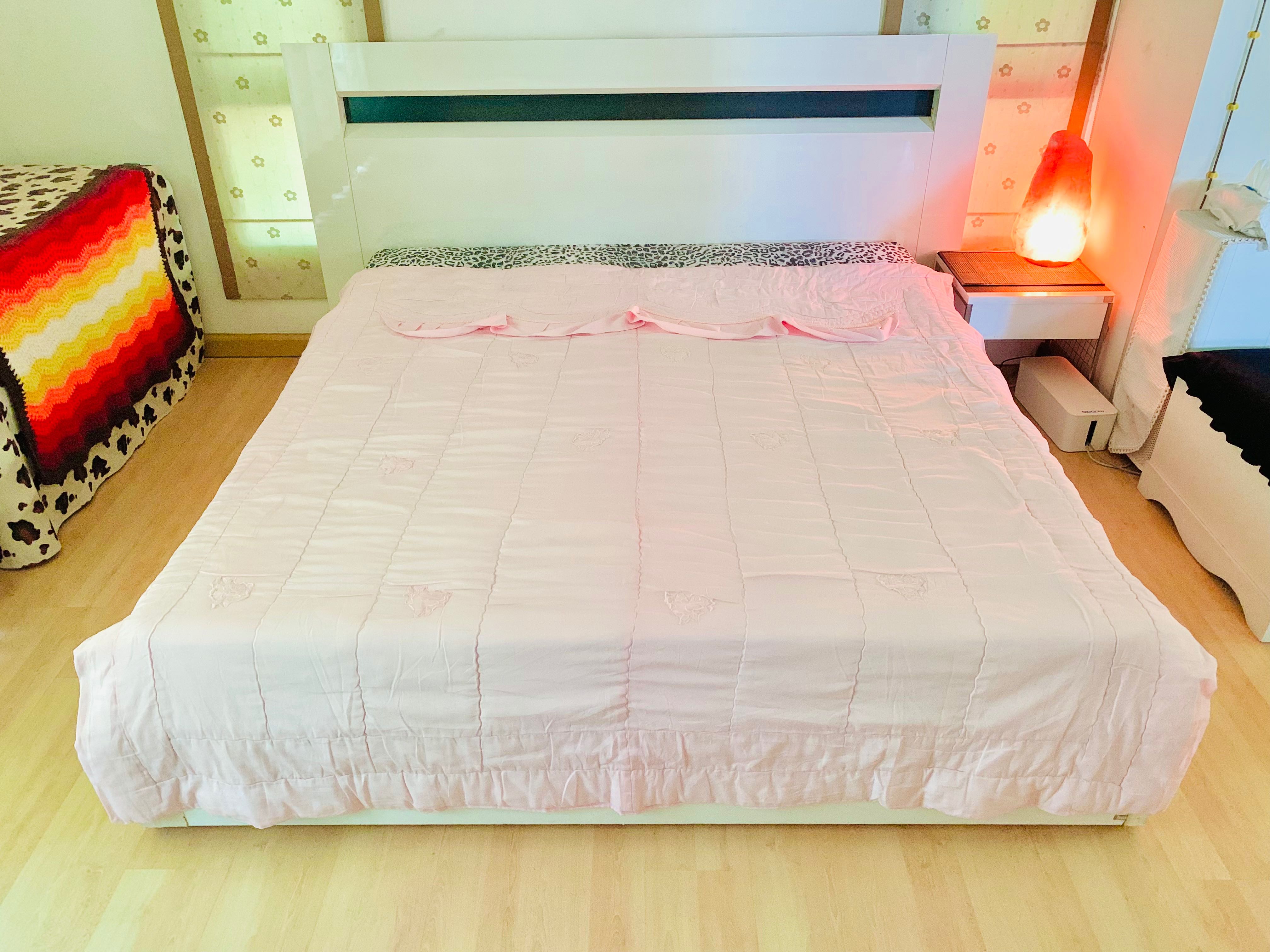 ผ้านวม ขนาด 6.5ฟุต สีชมพูประดับลายดอก ด้านบนมีระบาย สไตล์วินเทจ มือสองขายตามสภาพ เกาหลีแท้