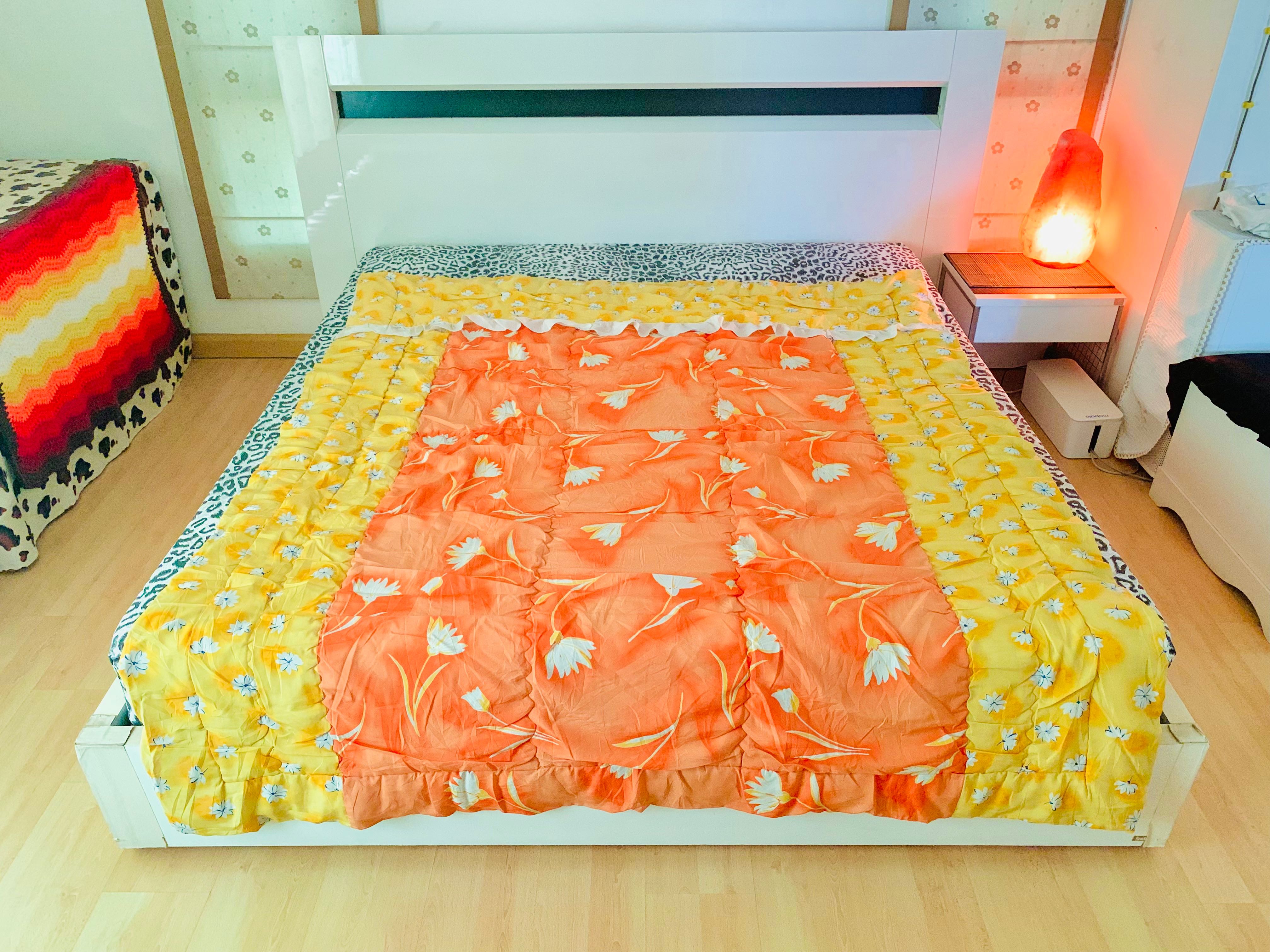 ผ้านวม ขนาด 5.5-6ฟุต ผ้าชีฟองสีส้มเหลืองลายดอก ด้านบนมีระบาย มือสองสภาพดี สินค้าญี่ปุ่น-เกาหลีแท้