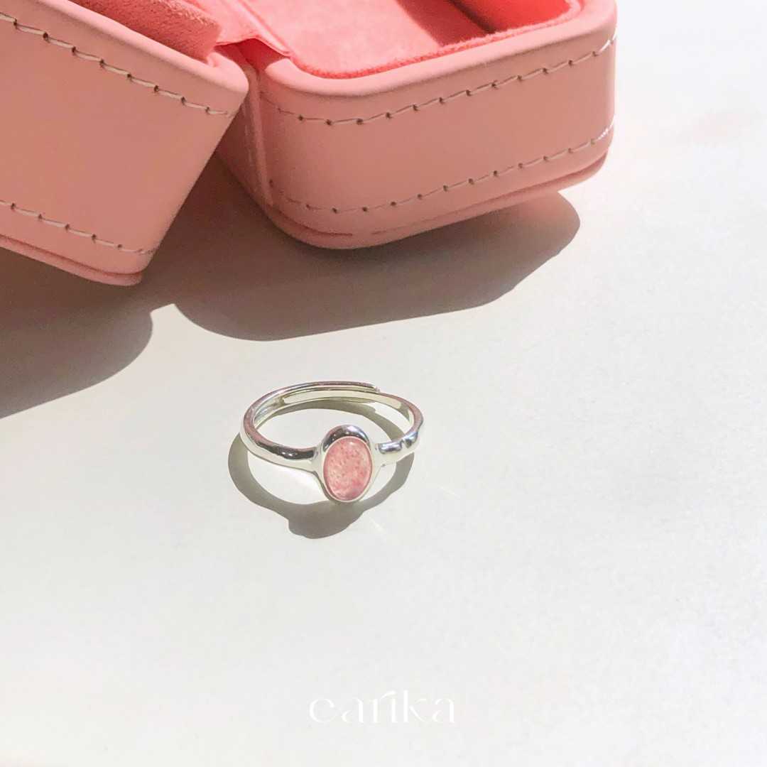 earika.earrings - pink moonstone oval ring แหวนเรียบเงินแท้จี้มูนสโตนทรงวงรีสีชมพู ปรับขนาดได้