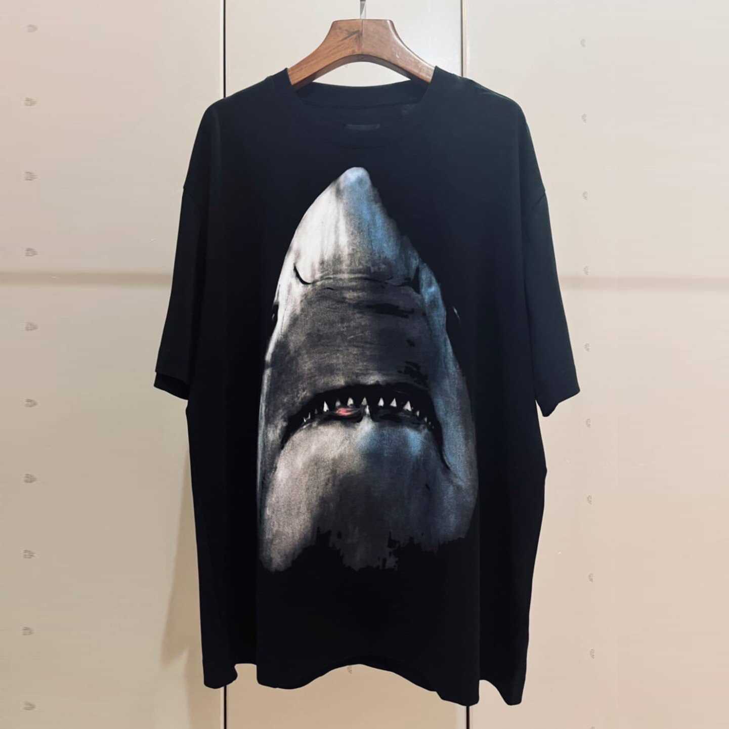 GIVENCHY PARIS SHARK PRINT T-SHIRT เสื้อยืดคอกลมแขนสั้น แบรนด์จิวองชี่ สกรีนฉลามขาว