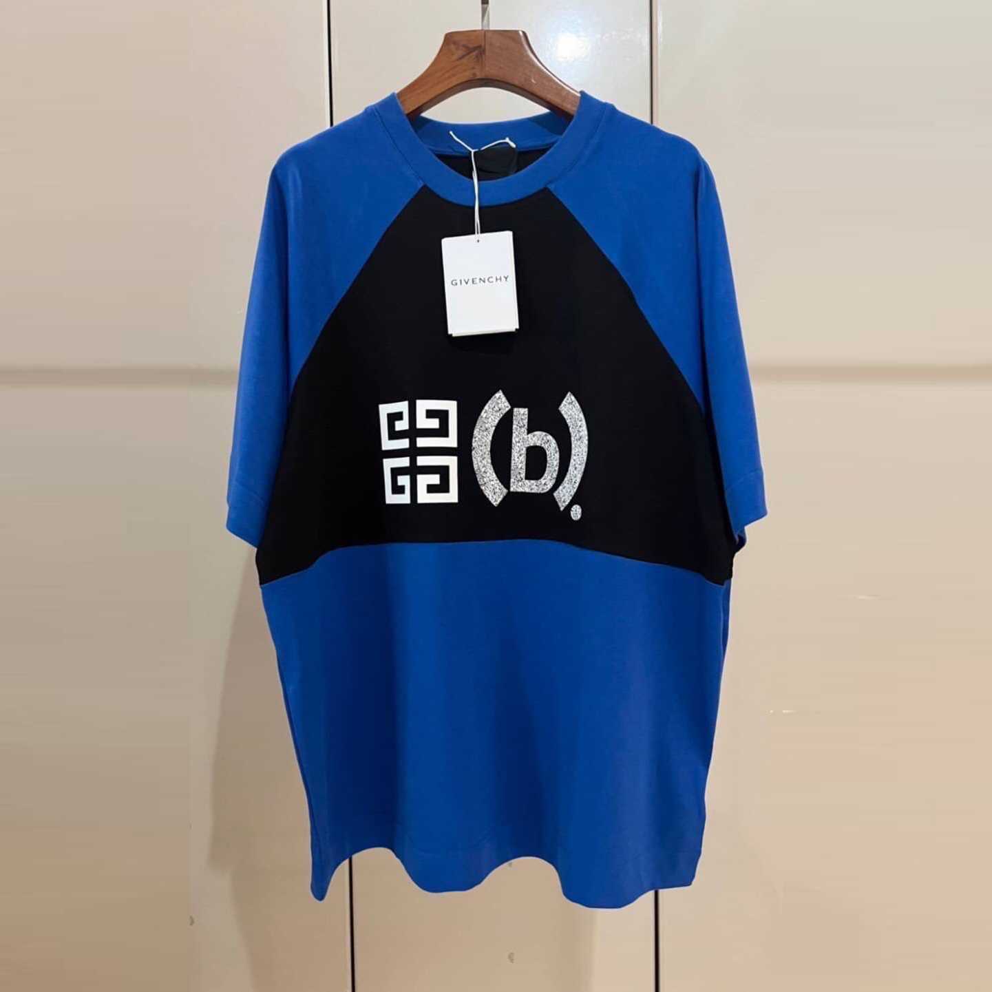 GIVENCHY (B). LOGO GRAPHIC BLUE PRINTED T-SHIRT เสื้อยืดคอกลมแขนสั้น แบรนด์จิวองชี่
