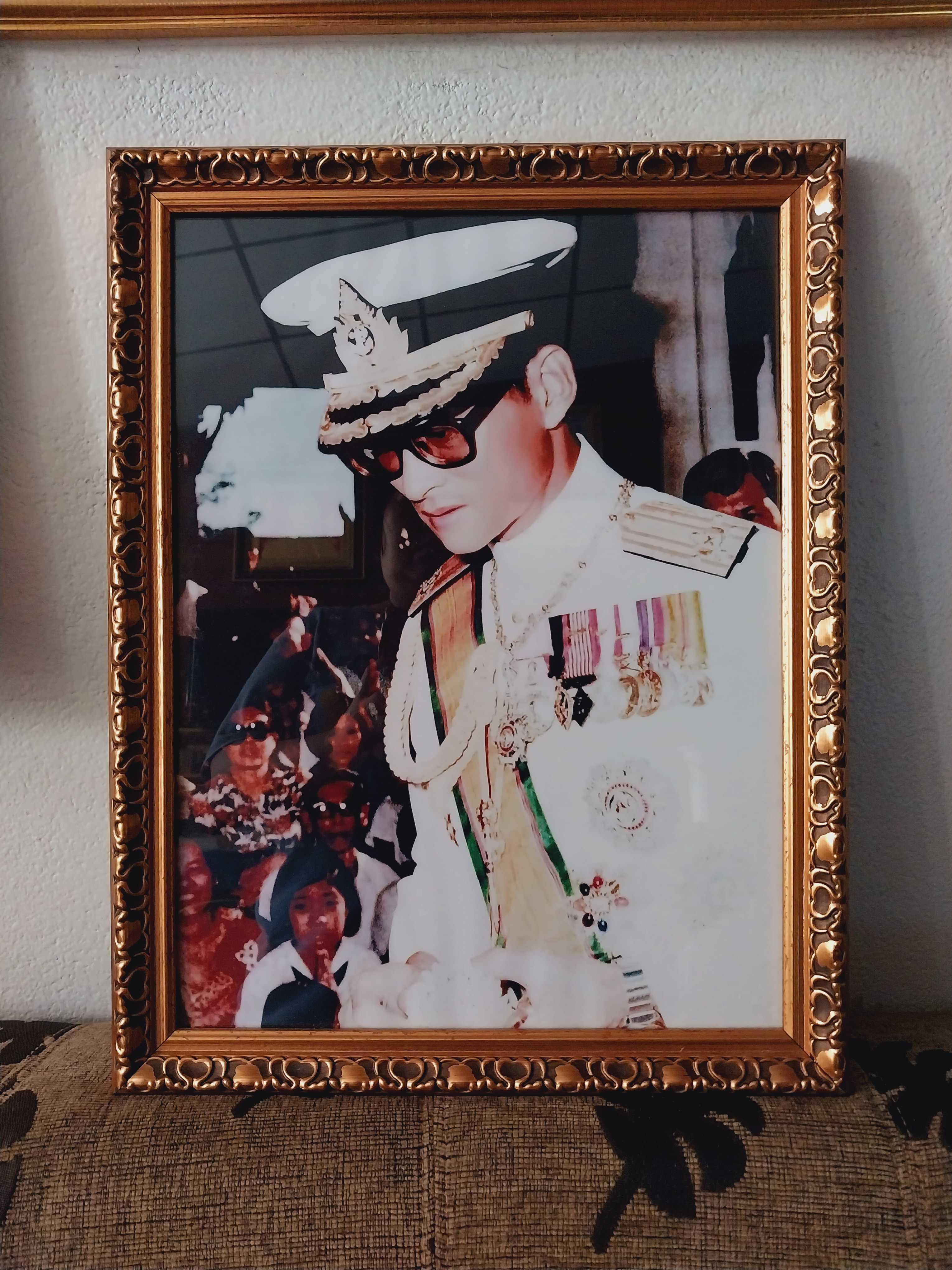 กรอบรูปไม้โบราณ +กระจกใส พร้อมภาพถ่าย 12×16 นิ้ว  สลิงแขสน