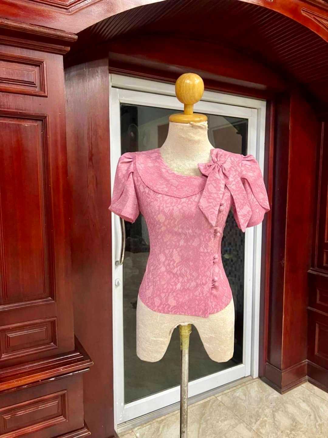 เสื้อลูกไม้ คอโบว์ แขนกลีบบัว เข้ารูป แมชใส่กับผ้าถุง หรือกางเกงทำงาน สวยมาก