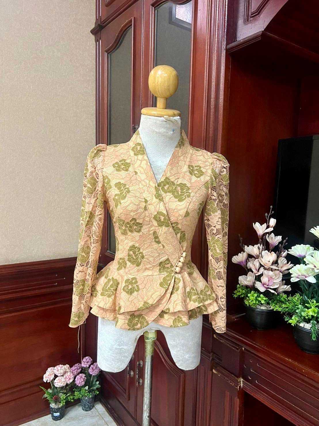 เสื้อลูกไม้ชา่ยระบาย คอวี แมชใส่ผ้าถุง หรือกางเกงทำงาน ไปงานบวช งานบุญ หรืองานแต่งงาน สวยมาก