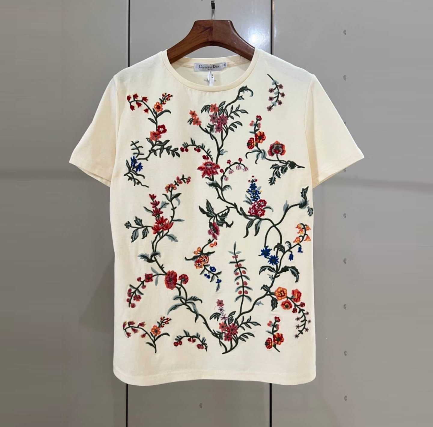 CHRISTIAN DIOR FLORAL EMBROIDERED J'ADIOR T-SHIRT เสื้อยืดคอกลมแขนสั้น แบรนด์คริสเตียนดิออร์