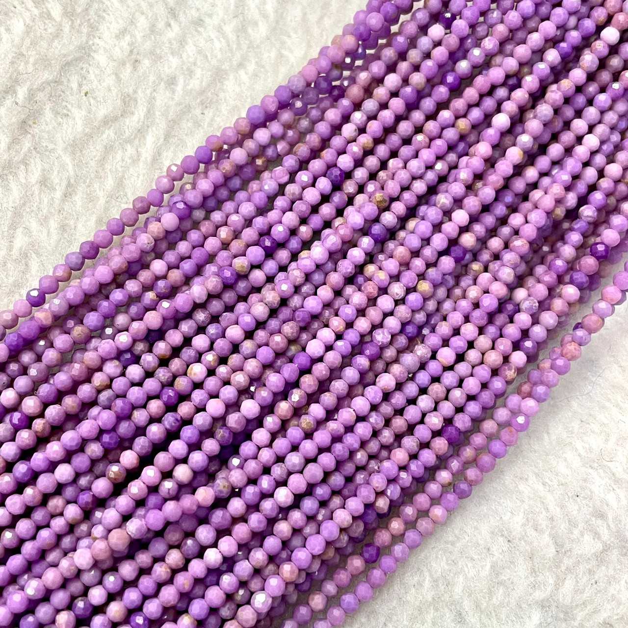 เลพิโดไลท์ (Lepidolite) 2 mm เจียเหลี่ยม เส้นยาว