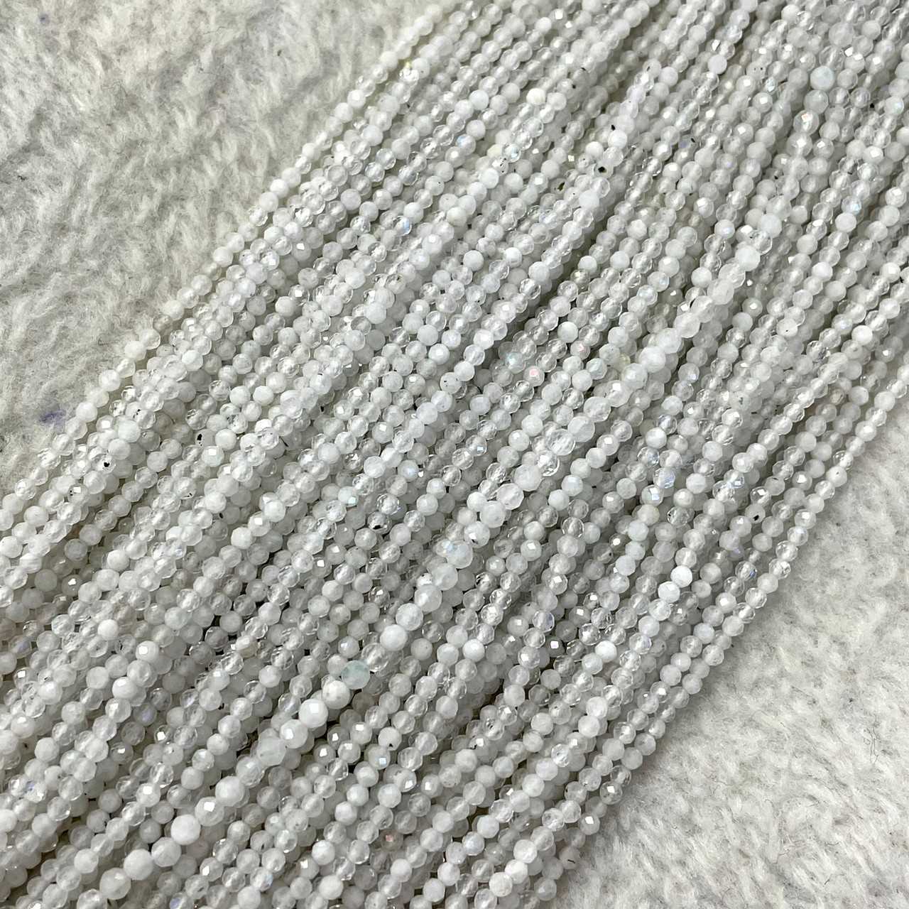 มูนสโตน (Moonstone) 2 mm เจียเหลี่ยม เส้นยาว