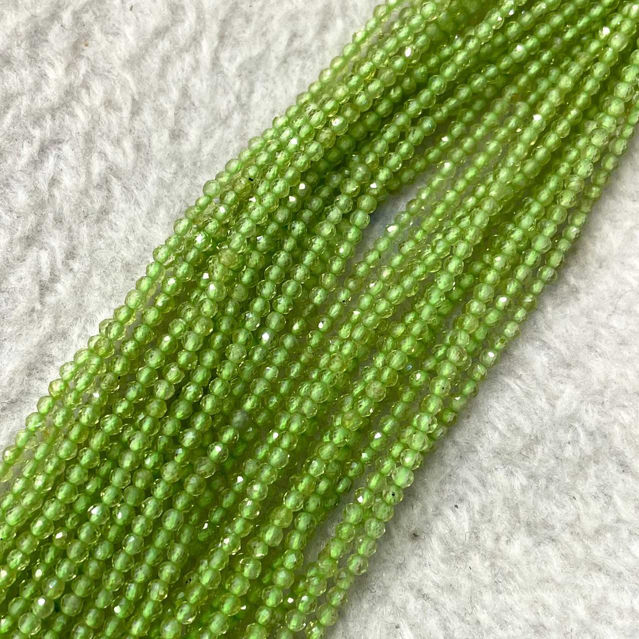 เพอริดอท (Peridot) 2 mm เจียเหลี่ยม เส้นยาว
