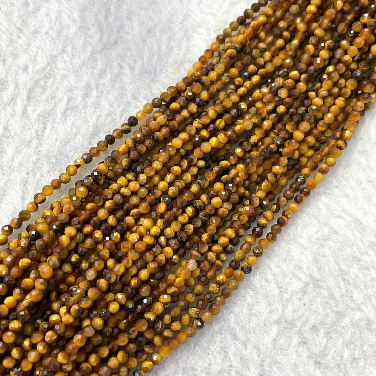 ตาเสือ สีเหลือง (Yellow Tiger's Eye) 2 mm เจียเหลี่ยม เส้นยาว