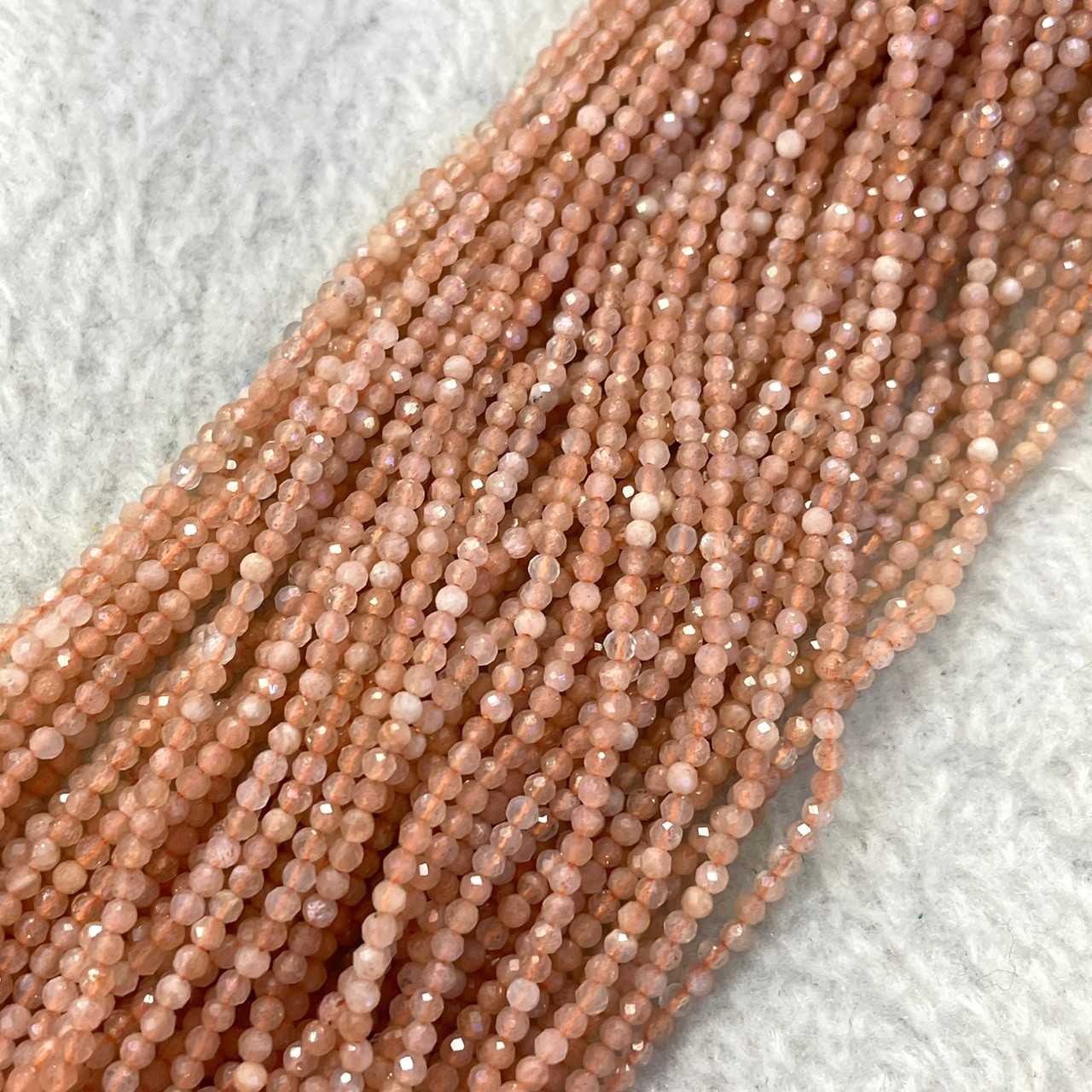 ซันสโตน โทนนู้ด (Sunstone) 2 mm เจียเหลี่ยม เส้นยาว