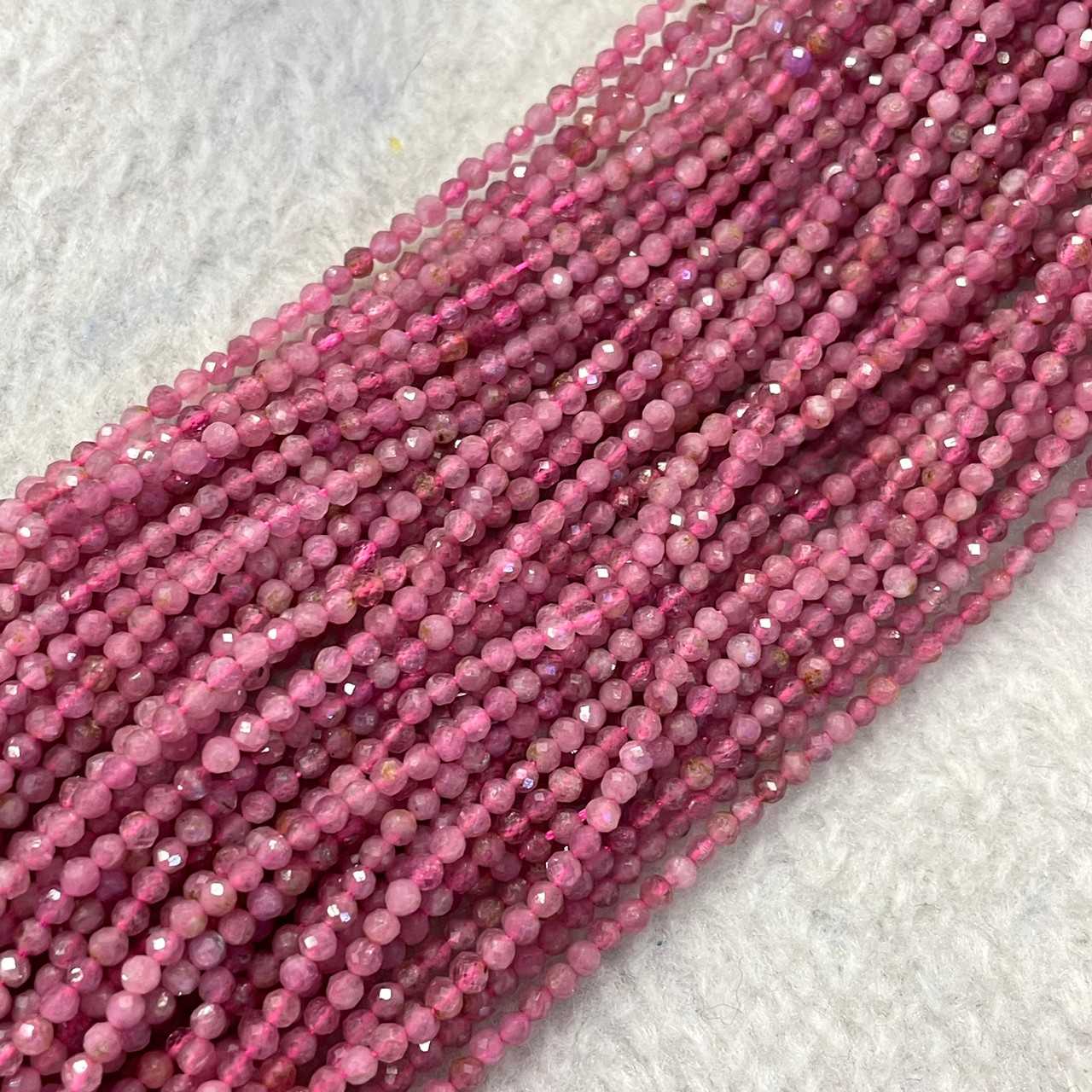 สตอเบอรี่ควอตซ์ (Strawberry Quartz) ขนาด 2 mm เจียเหลี่ยม เส้นยาว