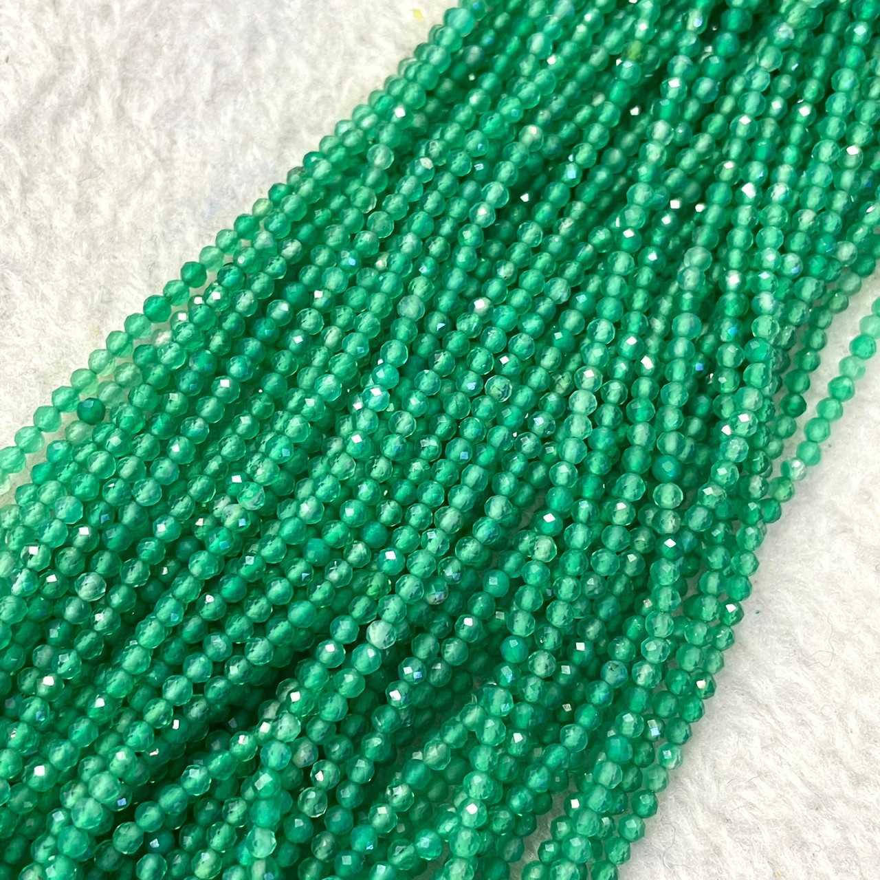 คาซิโดนี สีเขียว (Green Chalcedony) 2 mm เจียเหลี่ยม เส้นยาว
